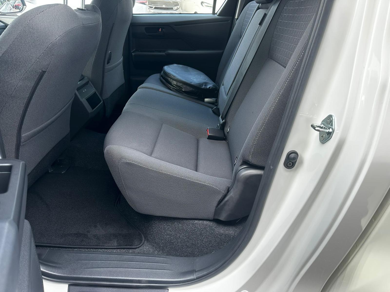 TOYOTA Hilux Double Cab.-Pick-up 59KWh Comfort-image-10