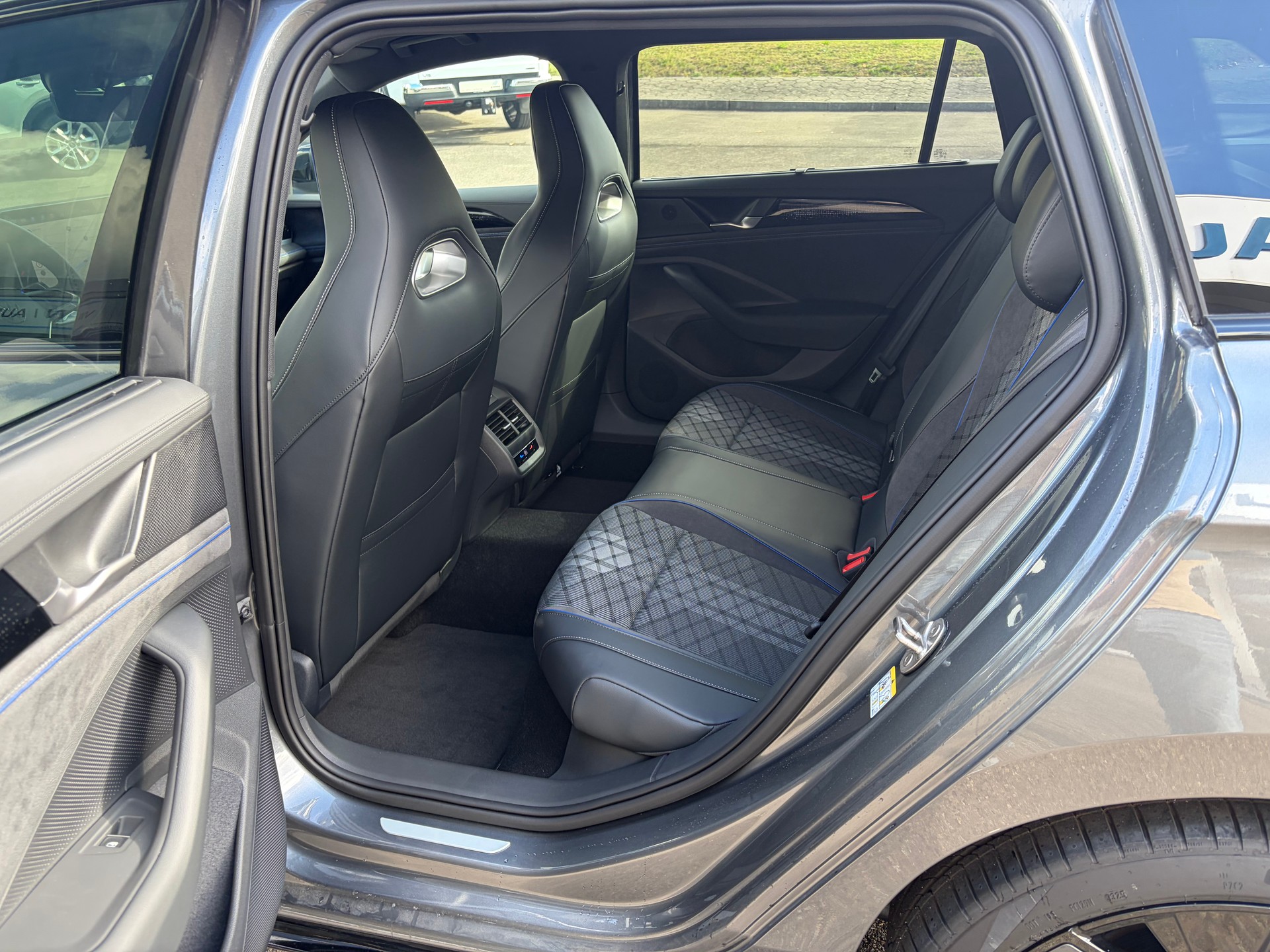 VW Passat Variant 2.0 TSI evo4 R-Line 4 Motion DSG-image-18