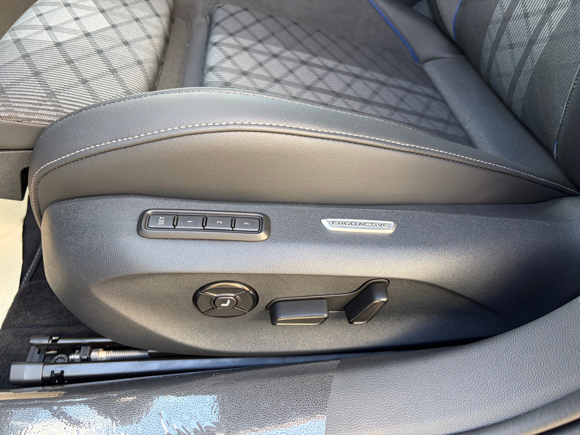 VW Passat Variant 2.0 TSI evo4 R-Line 4 Motion DSG-image-17