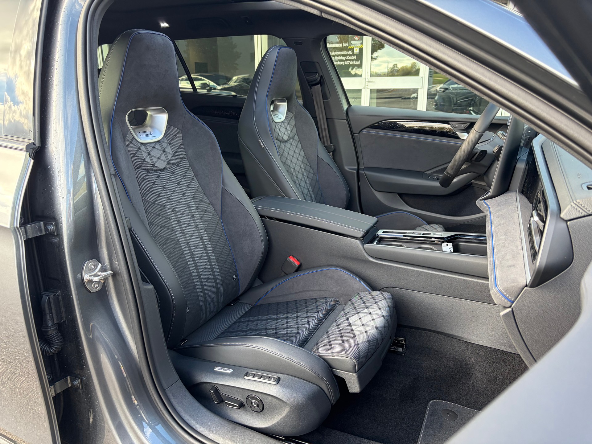 VW Passat Variant 2.0 TSI evo4 R-Line 4 Motion DSG-image-28
