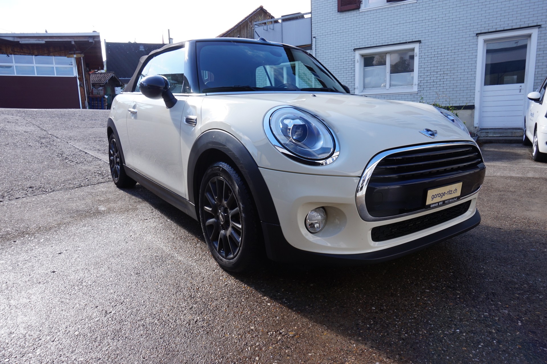MINI Cooper Cabriolet-image-0
