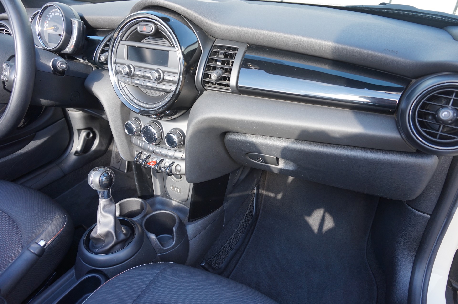 MINI Cooper Cabriolet-image-11