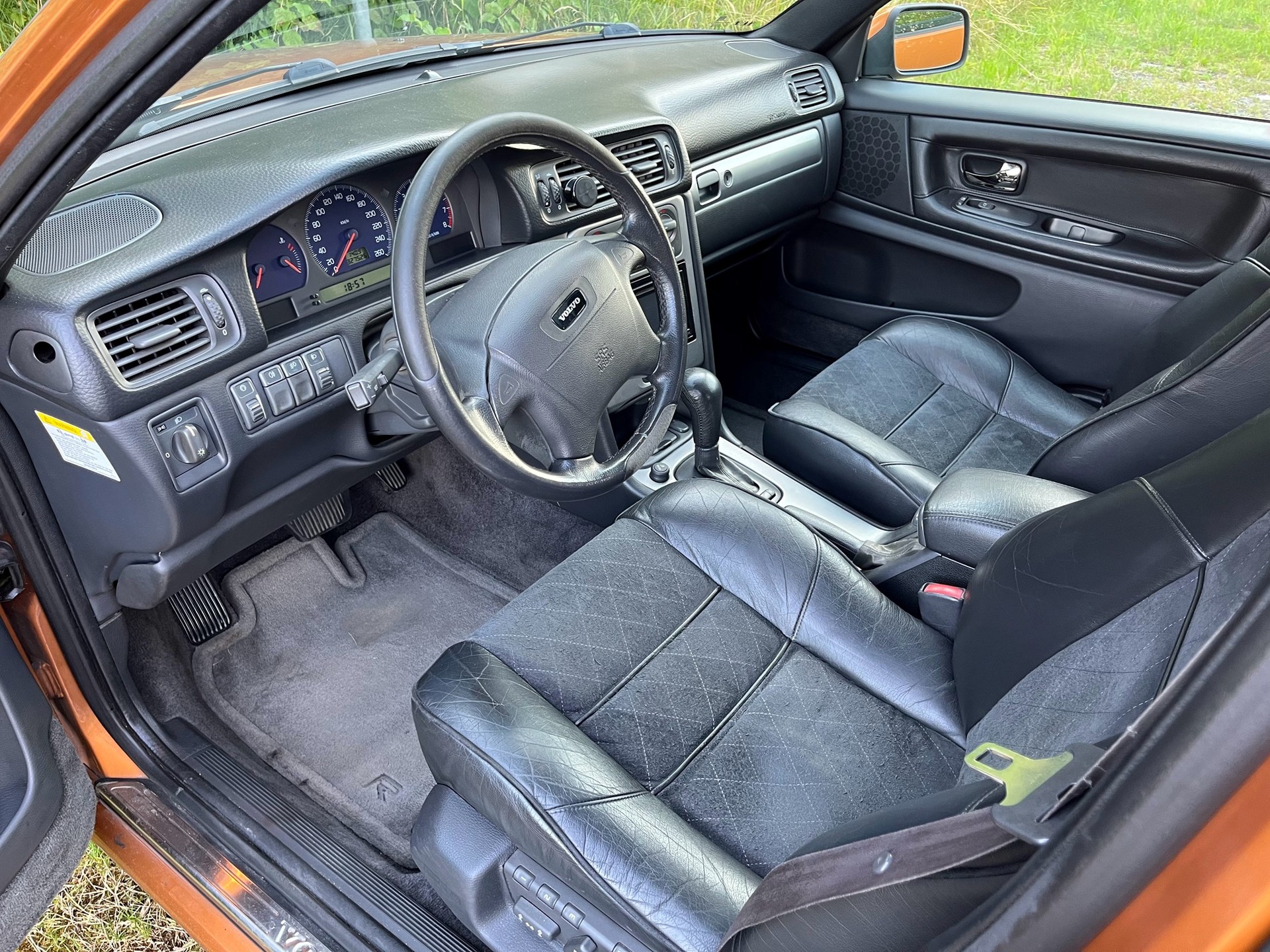 VOLVO V70 R AWD-image-2