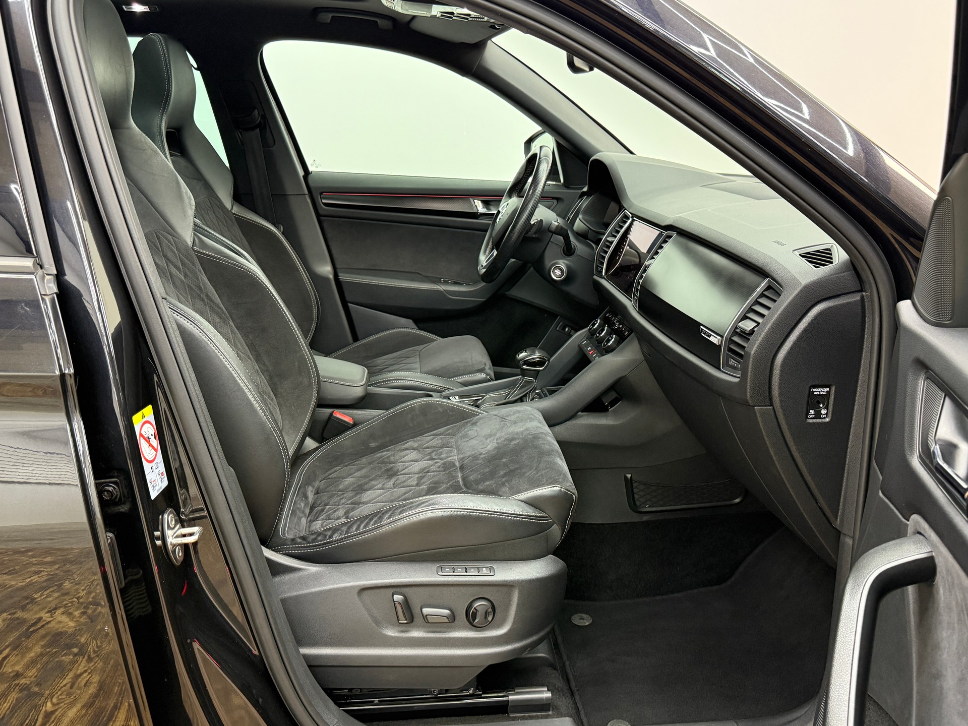 SKODA Kodiaq 2.0 TDI CR Sport Line 4x4 DSG ~AHK~7-PLÄTZER~-image-18