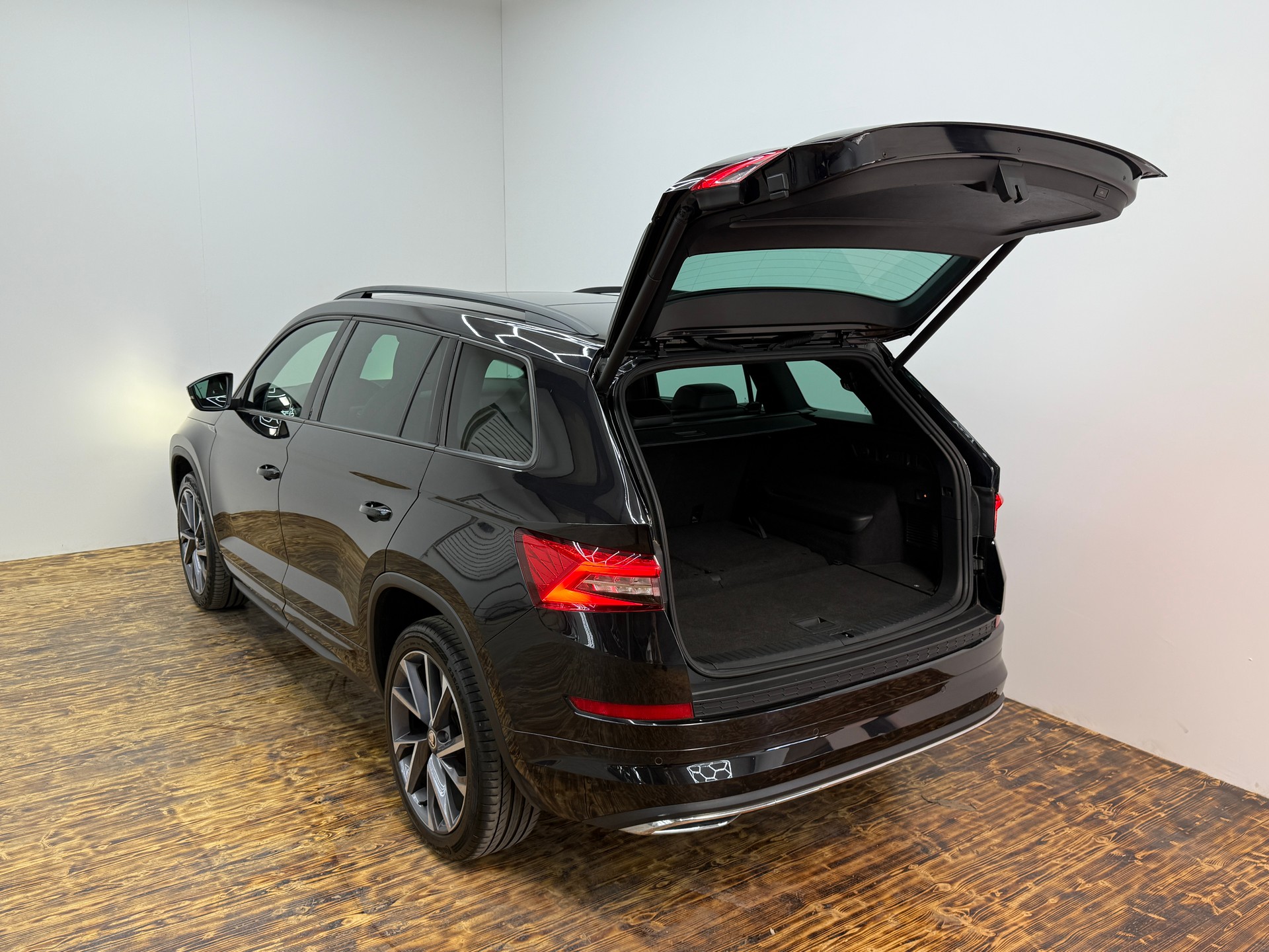 SKODA Kodiaq 2.0 TDI CR Sport Line 4x4 DSG ~AHK~7-PLÄTZER~-image-22
