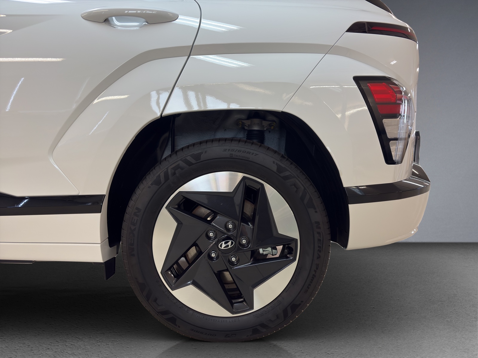 HYUNDAI Kona EV 65.4 kWh Origo-image-5