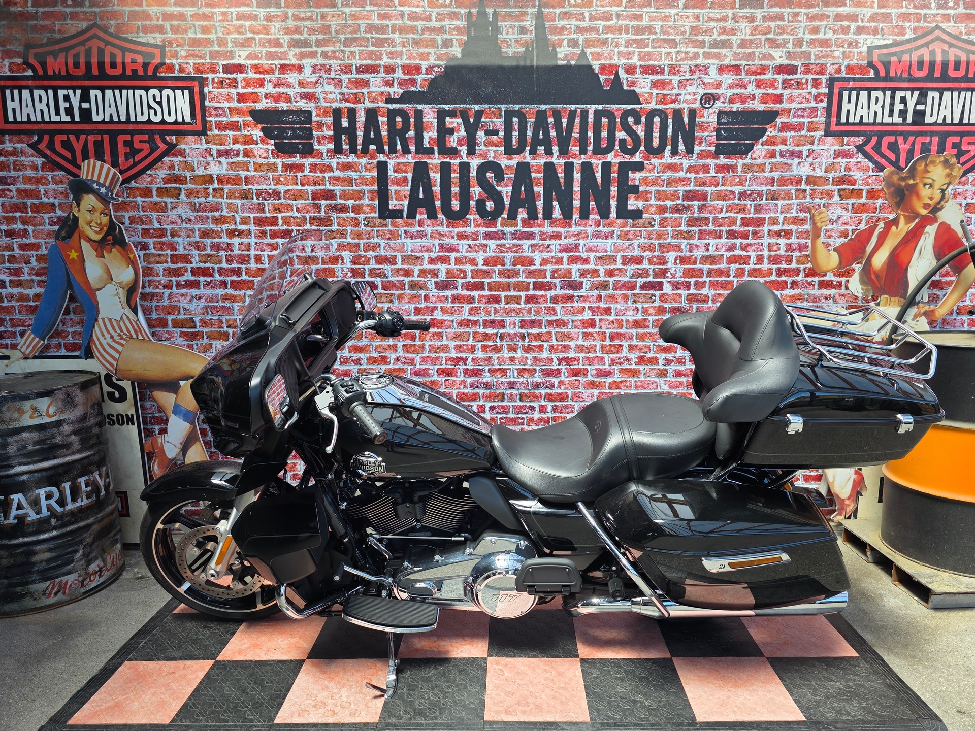 HARLEY-DAVIDSON FLHXU-showroom-element-1