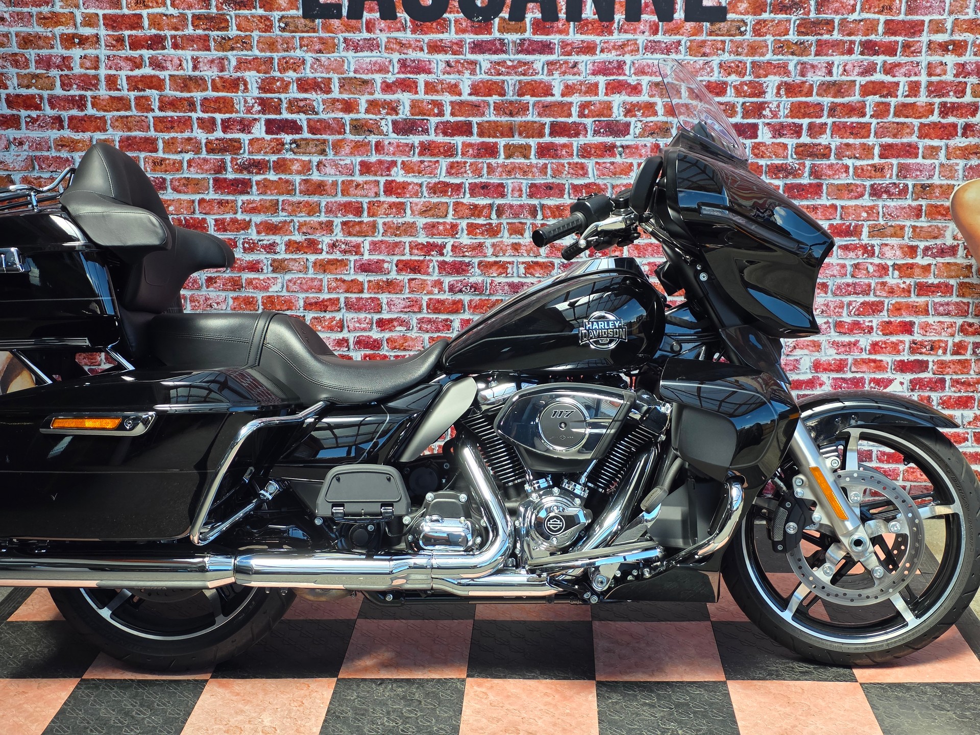 HARLEY-DAVIDSON FLHXU-showroom-element-2