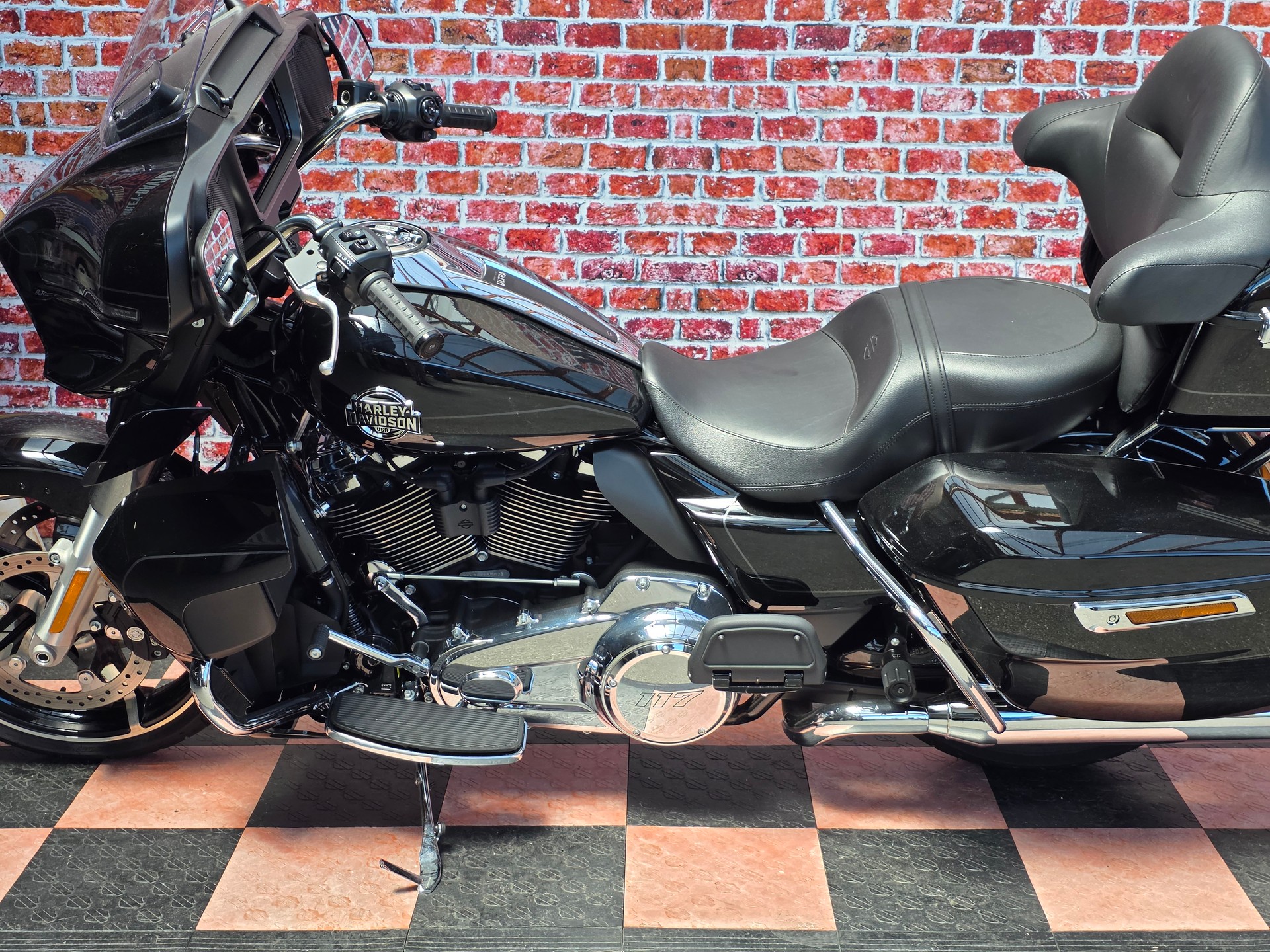 HARLEY-DAVIDSON FLHXU-showroom-element-3