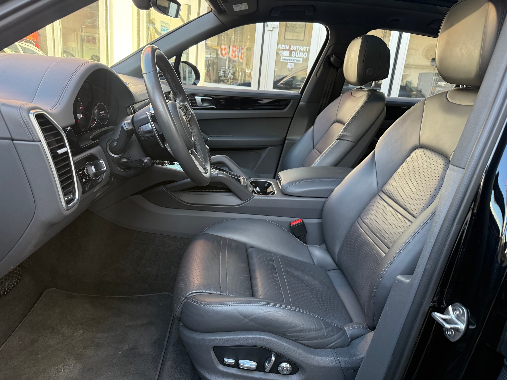 PORSCHE Cayenne-image-7