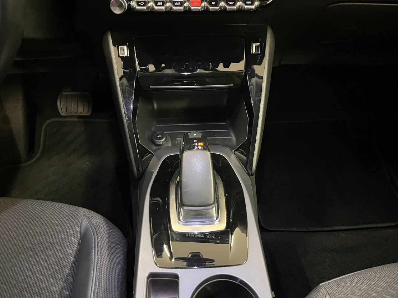 PEUGEOT 2008 e-Allure-image-8