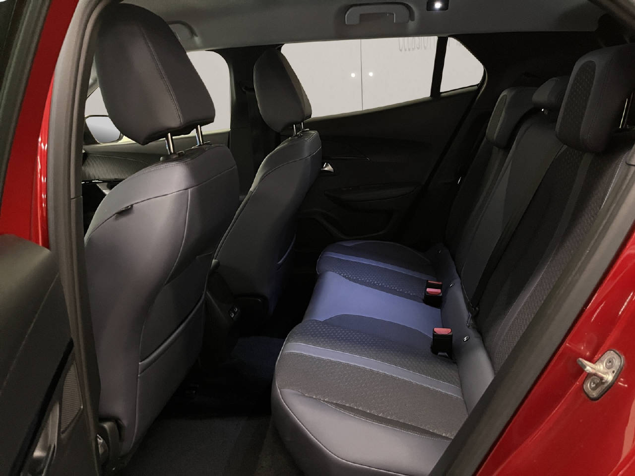 PEUGEOT 2008 e-Allure-image-10