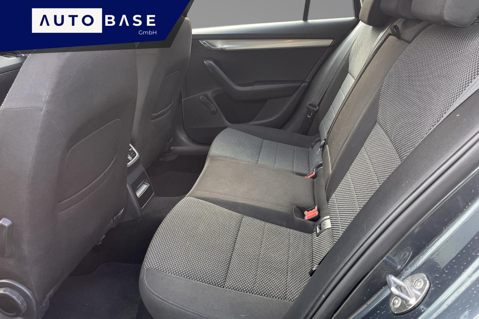 SKODA Octavia Combi 1.4 TSI Ambition DSG-image-11