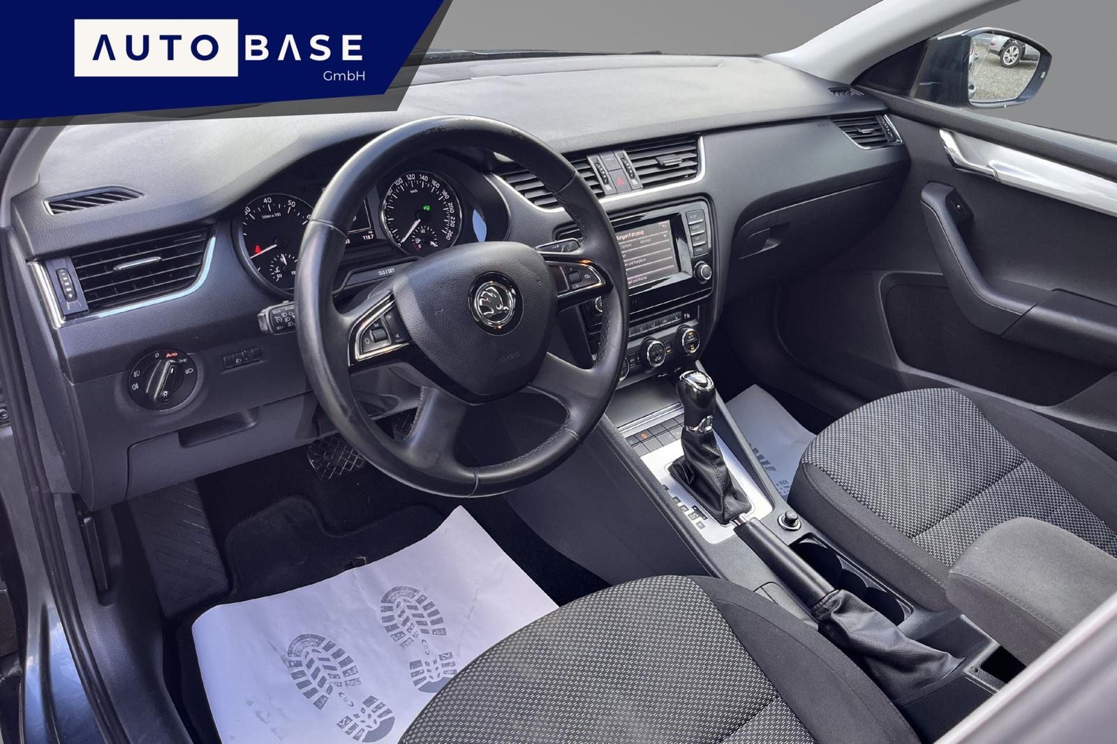 SKODA Octavia Combi 1.4 TSI Ambition DSG-image-9