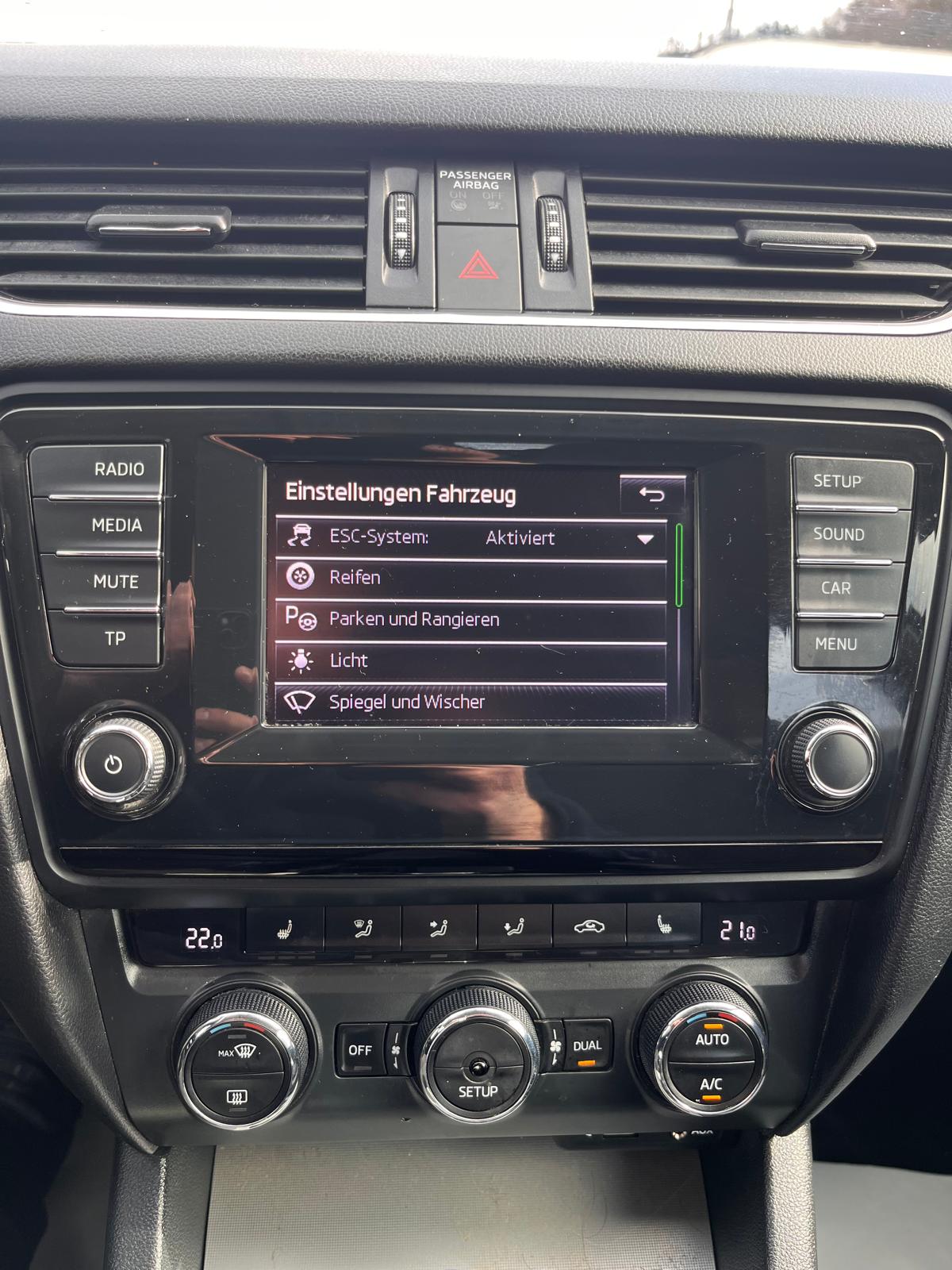 SKODA Octavia Combi 1.4 TSI Ambition DSG-image-13