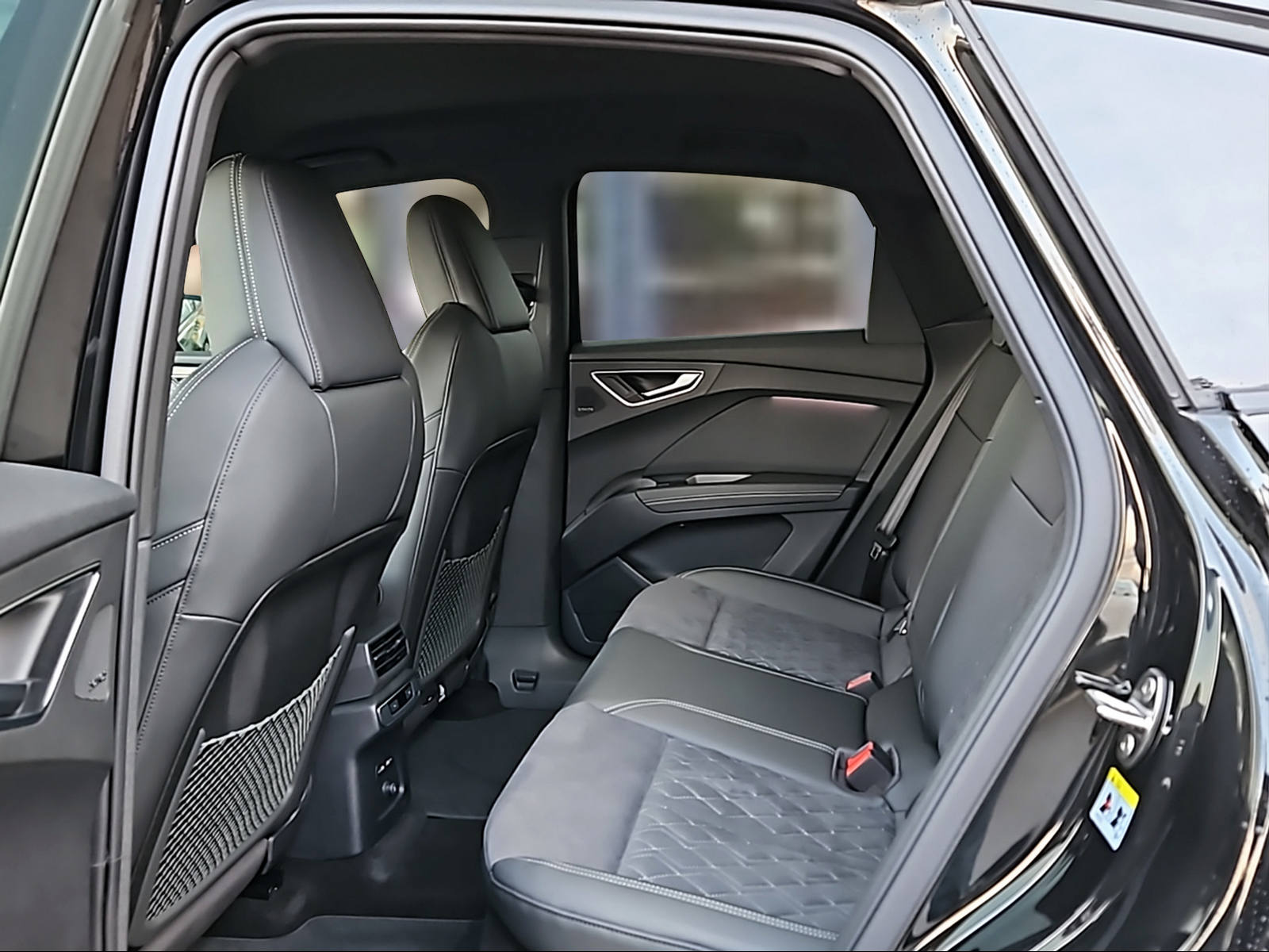 AUDI Q4 Sportback e-tron 45 Attraction quattro Mythosschwarz Metallic-image-9