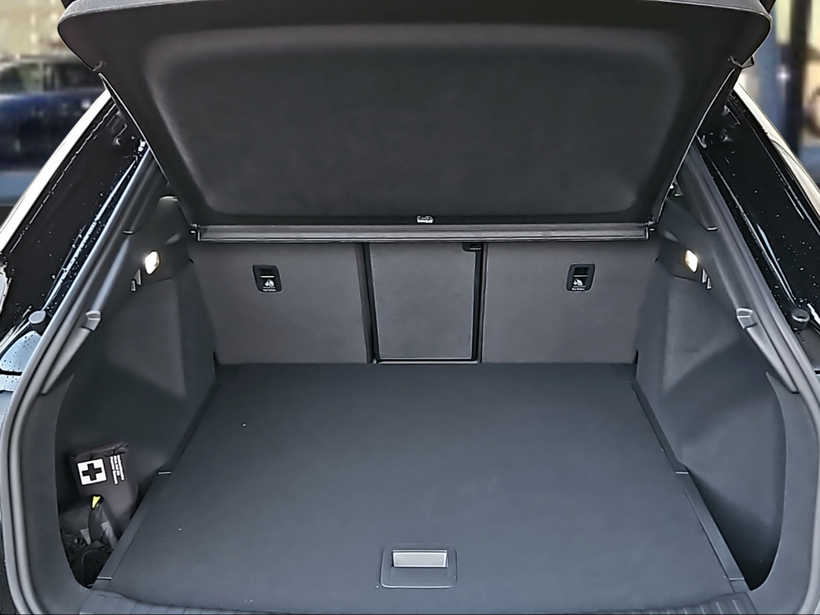 AUDI Q4 Sportback e-tron 45 Attraction quattro Mythosschwarz Metallic-image-5