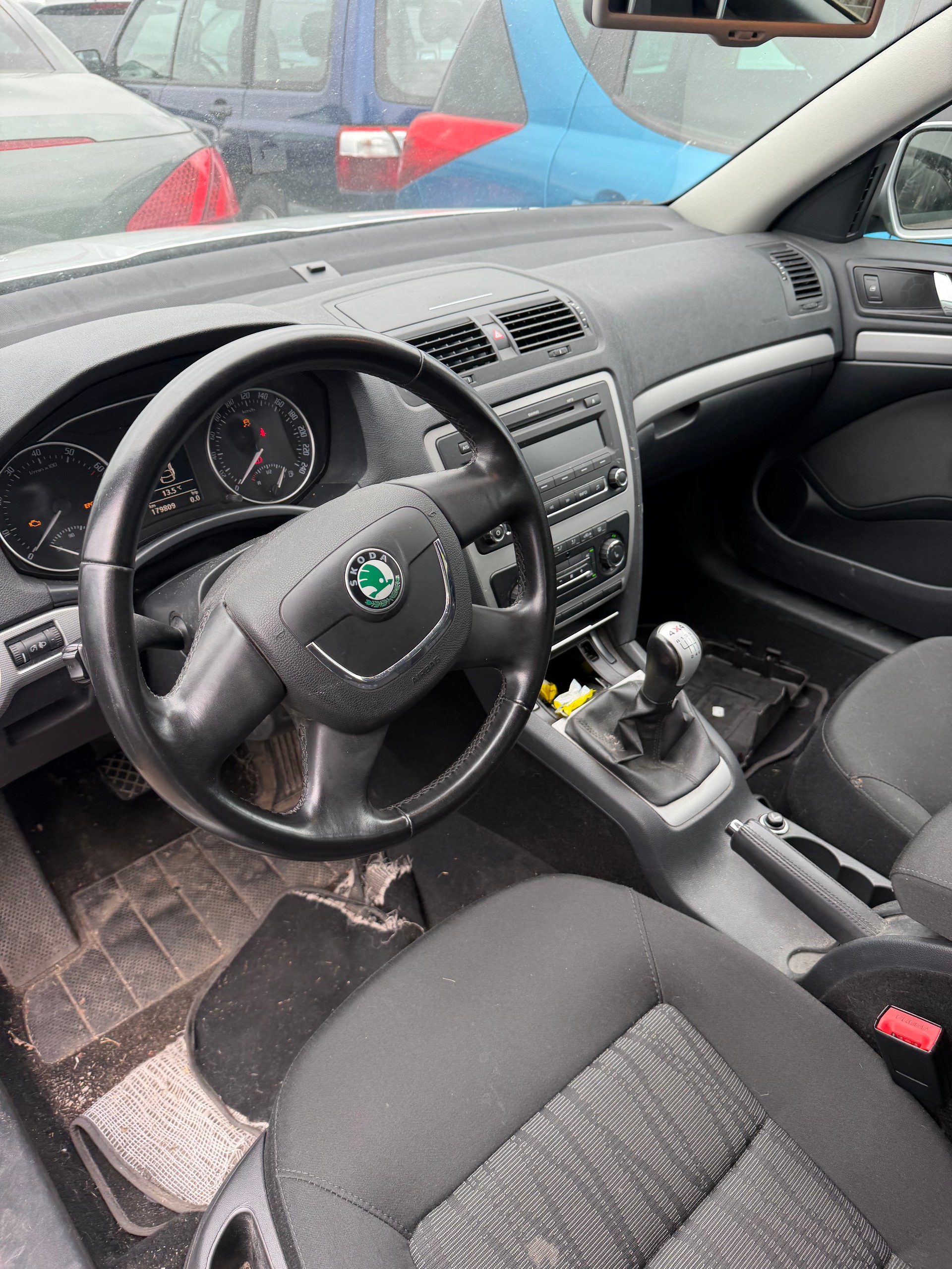 SKODA Octavia Combi 1.8 TSI 50Years 4x4-image-4