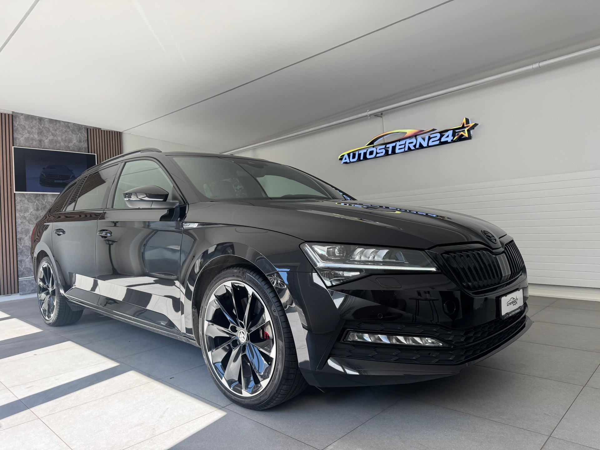 SKODA Superb Combi 2.0 TSI SportLine Plus 4x4 DSG *Panoramadach*CH Fahrzeug*AHK*Standheizung*-image-1