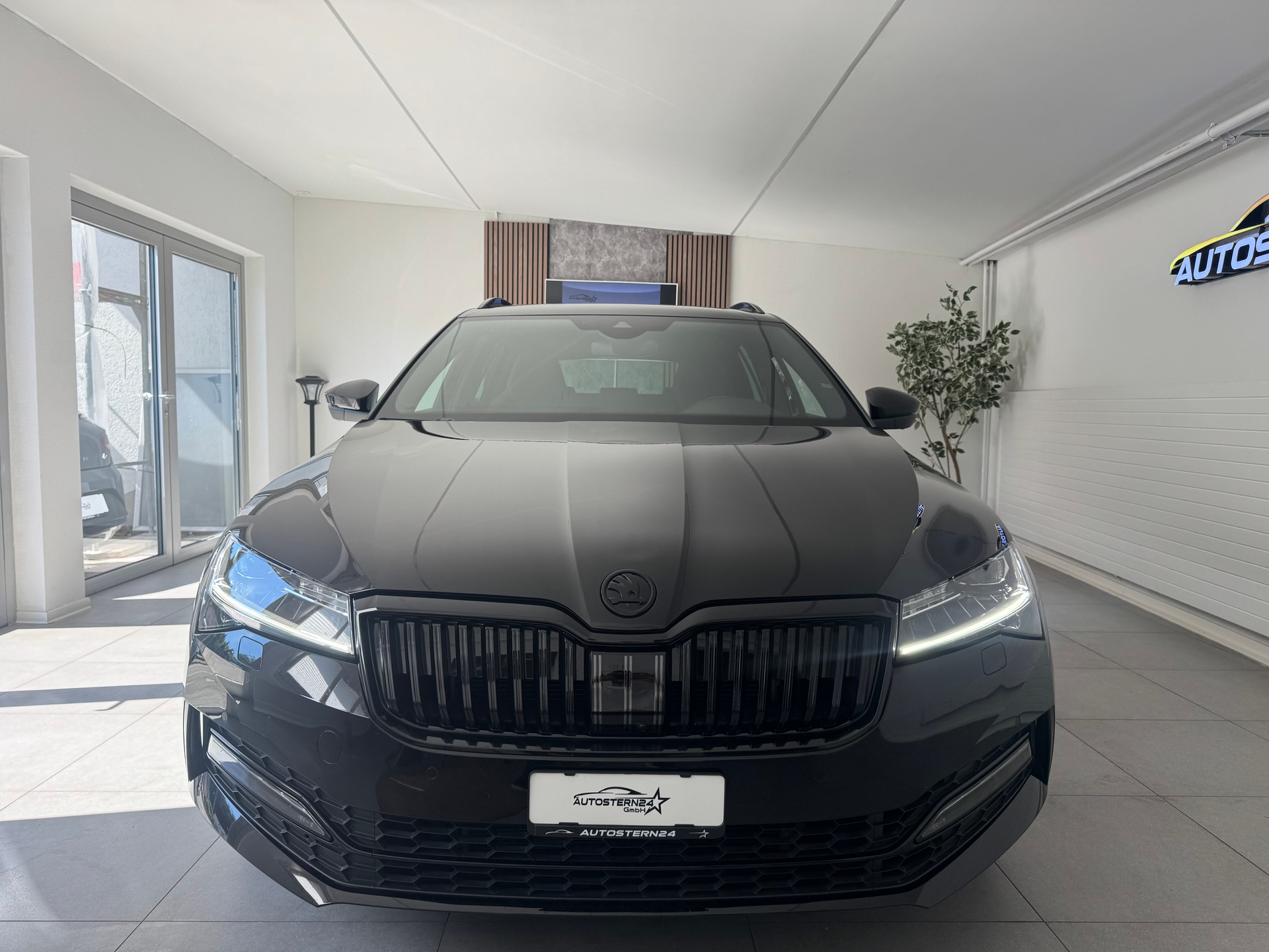 SKODA Superb Combi 2.0 TSI SportLine Plus 4x4 DSG *Panoramadach*CH Fahrzeug*AHK*Standheizung*-image-2