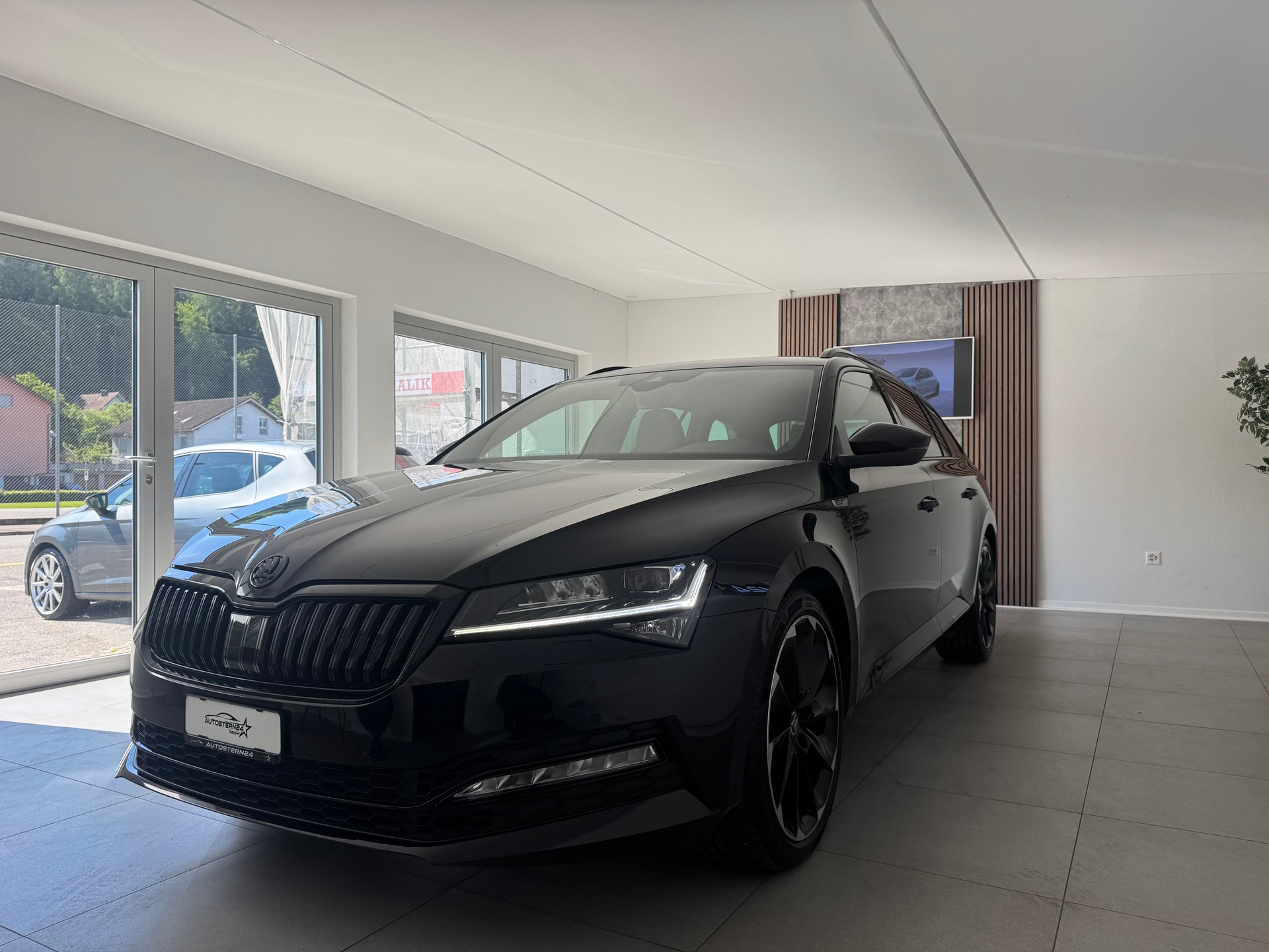 SKODA Superb Combi 2.0 TSI SportLine Plus 4x4 DSG *Panoramadach*CH Fahrzeug*AHK*Standheizung*-image-0