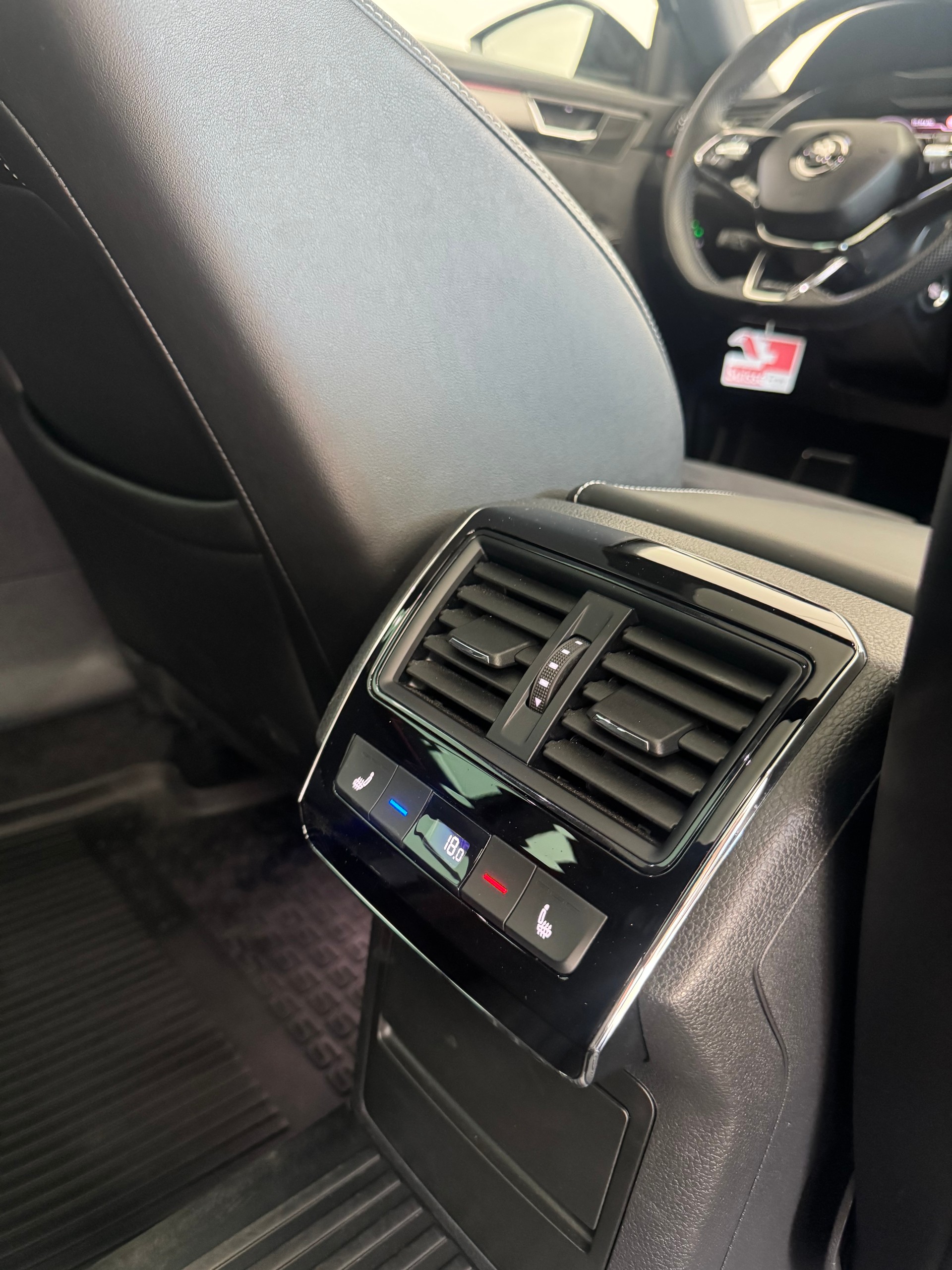 SKODA Superb Combi 2.0 TSI SportLine Plus 4x4 DSG *Panoramadach*CH Fahrzeug*AHK*Standheizung*-image-29
