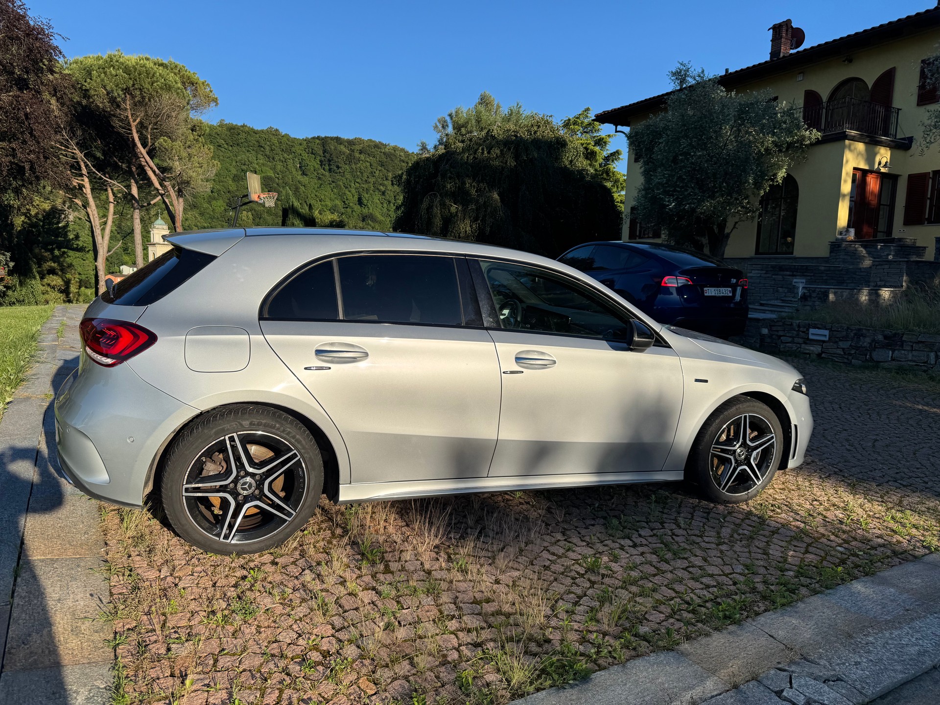 MERCEDES-BENZ A 250 e AMG Line-image-1