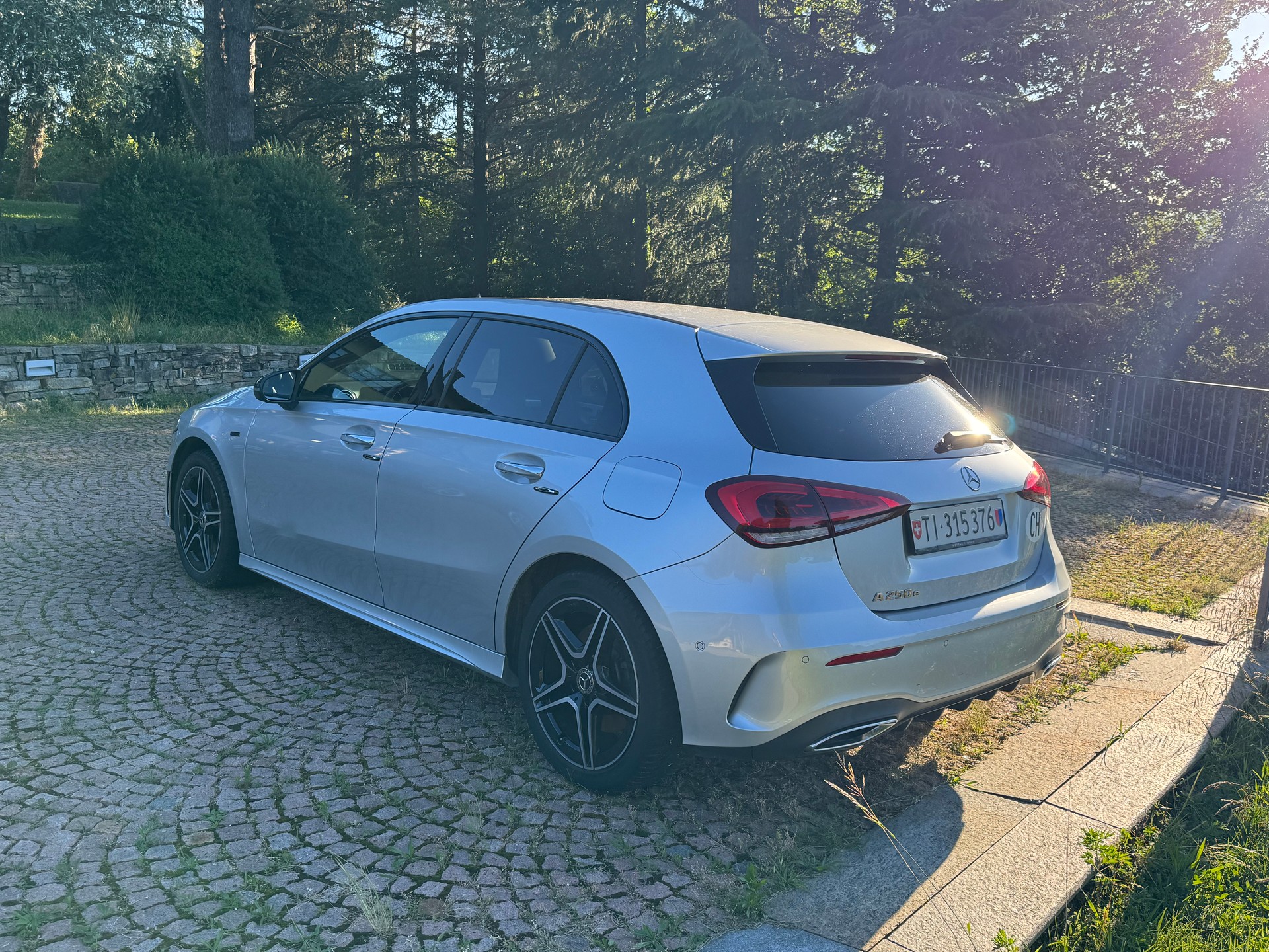 MERCEDES-BENZ A 250 e AMG Line-image-2