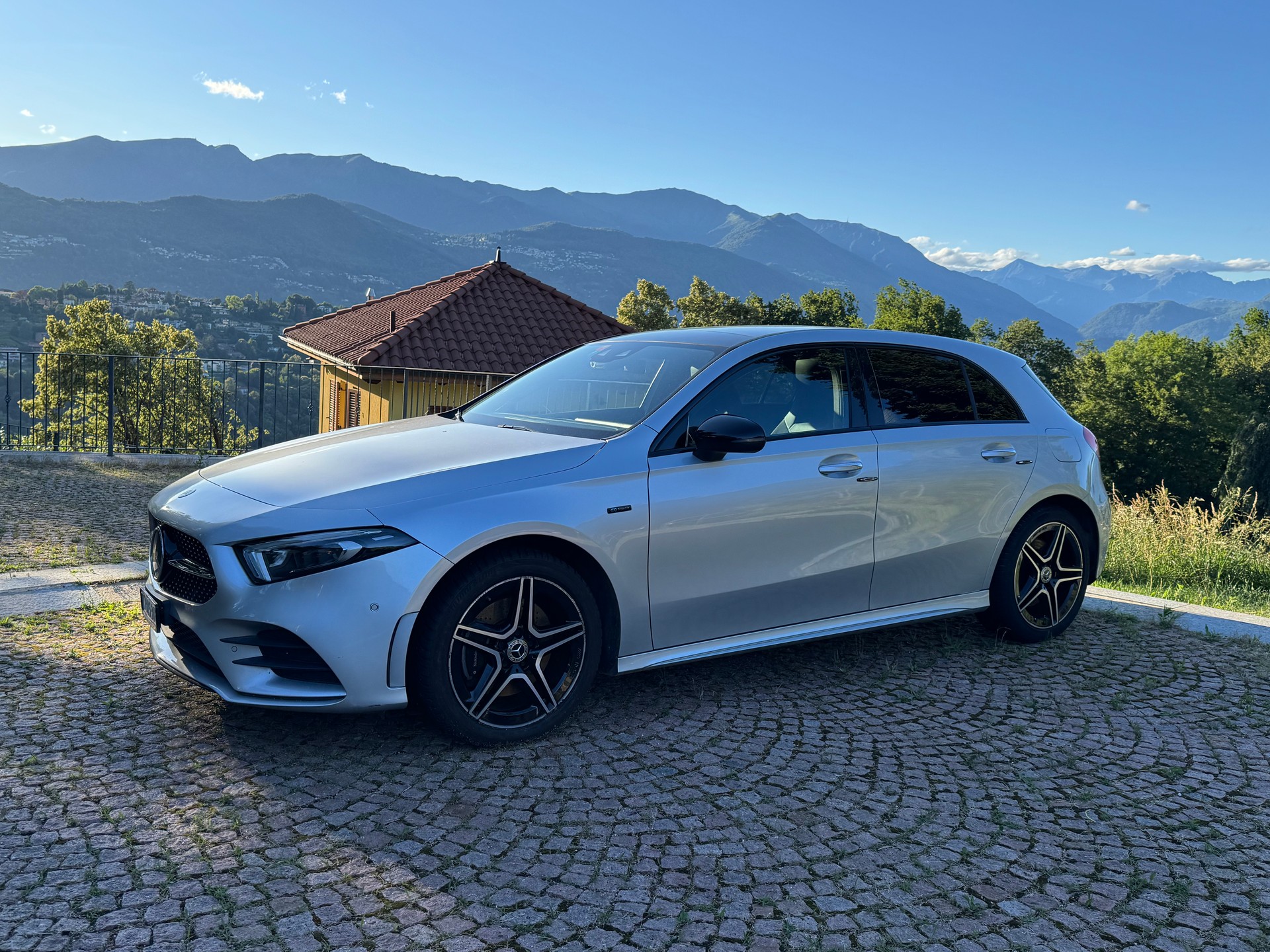 MERCEDES-BENZ A 250 e AMG Line-image-0