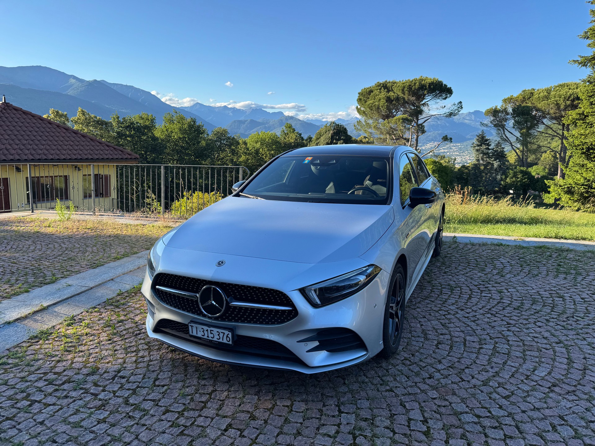 MERCEDES-BENZ A 250 e AMG Line-image-4