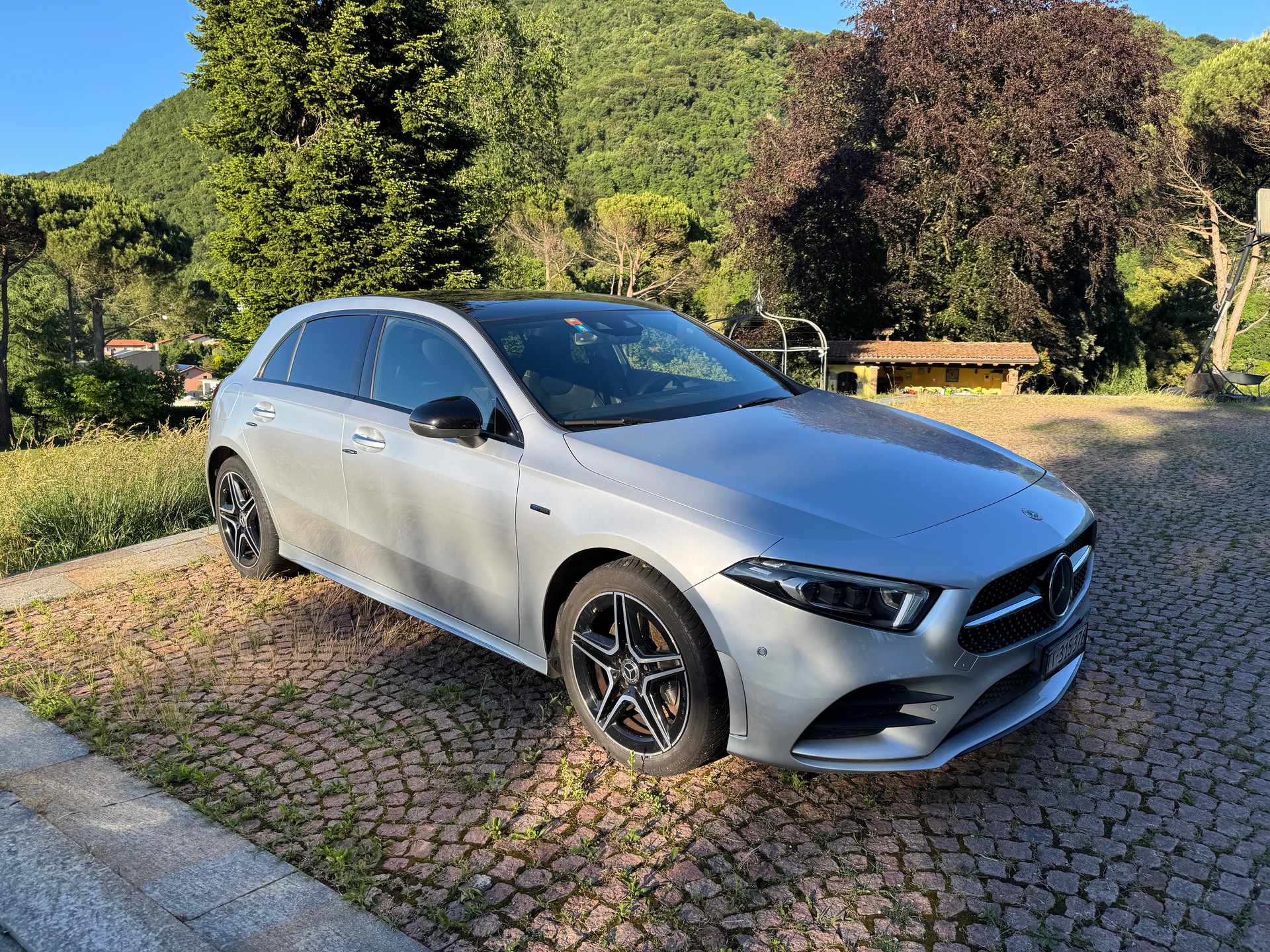 MERCEDES-BENZ A 250 e AMG Line-image-3