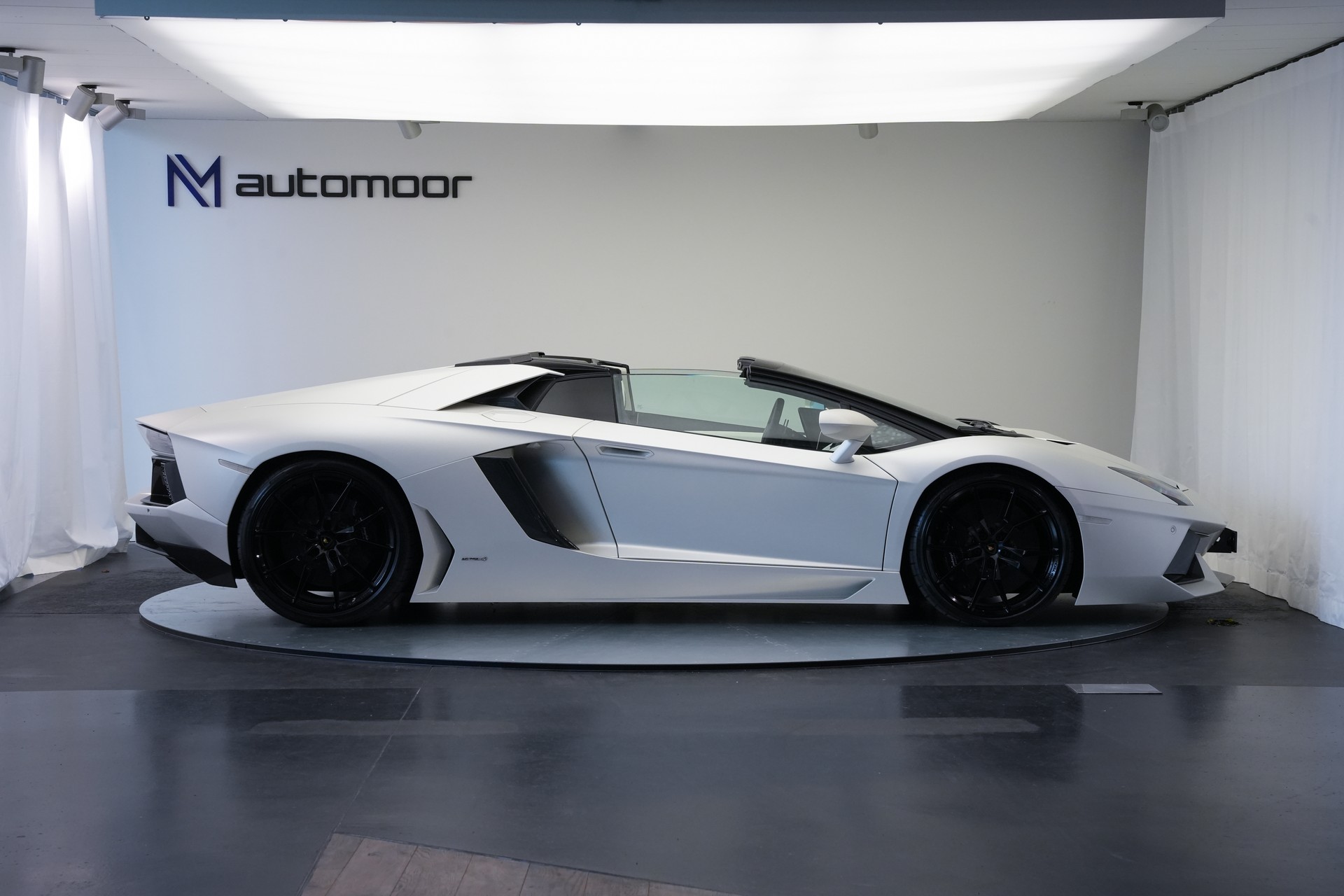 LAMBORGHINI Aventador LP700-4 Roadster E-Gear *Unikat* *Novitec* *Mattlackierung*-showroom-element-3