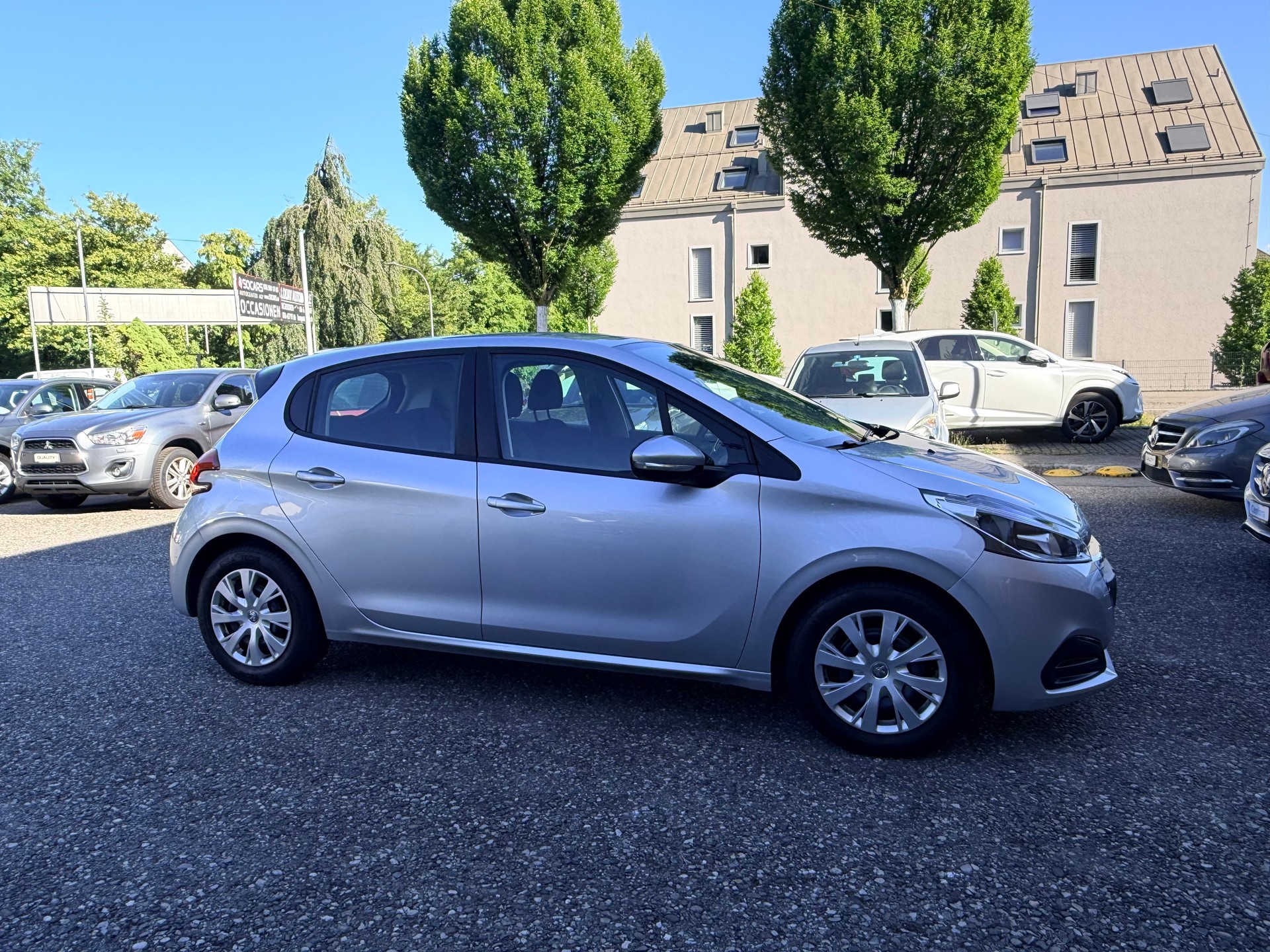 PEUGEOT 208 1.6 BlueHDi Active-image-9
