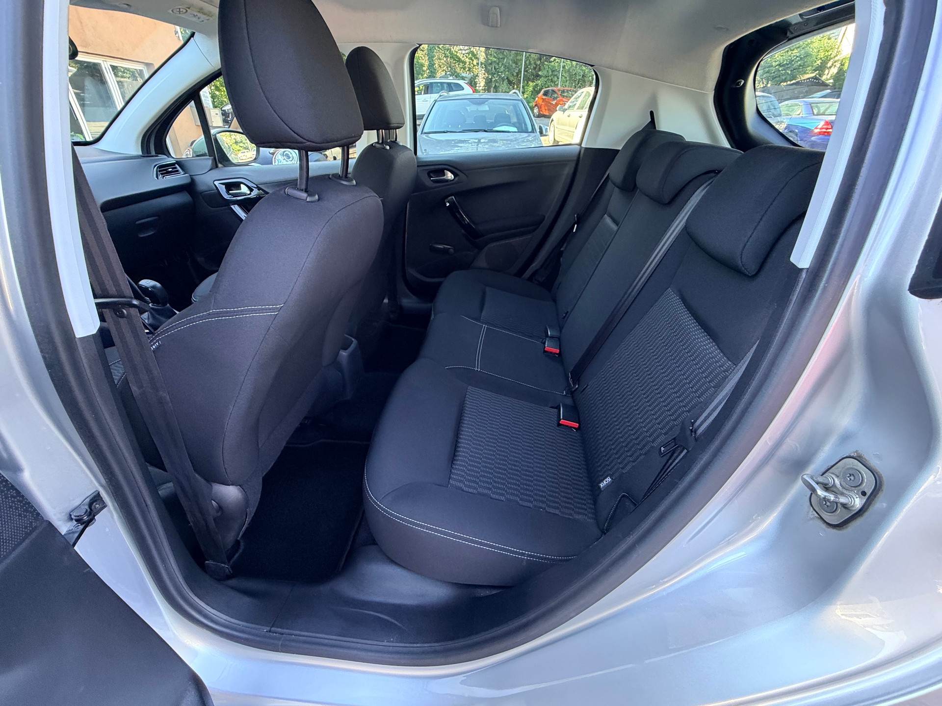 PEUGEOT 208 1.6 BlueHDi Active-image-18