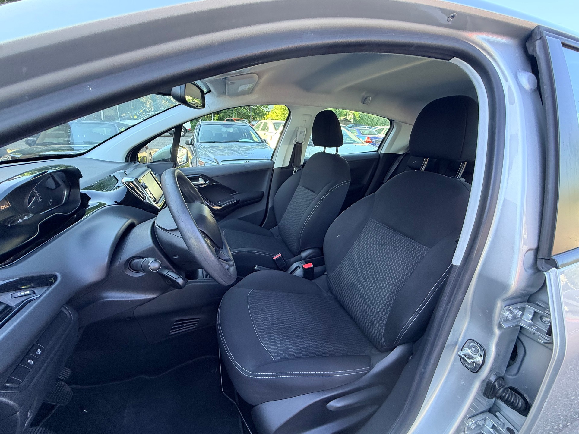PEUGEOT 208 1.6 BlueHDi Active-image-17