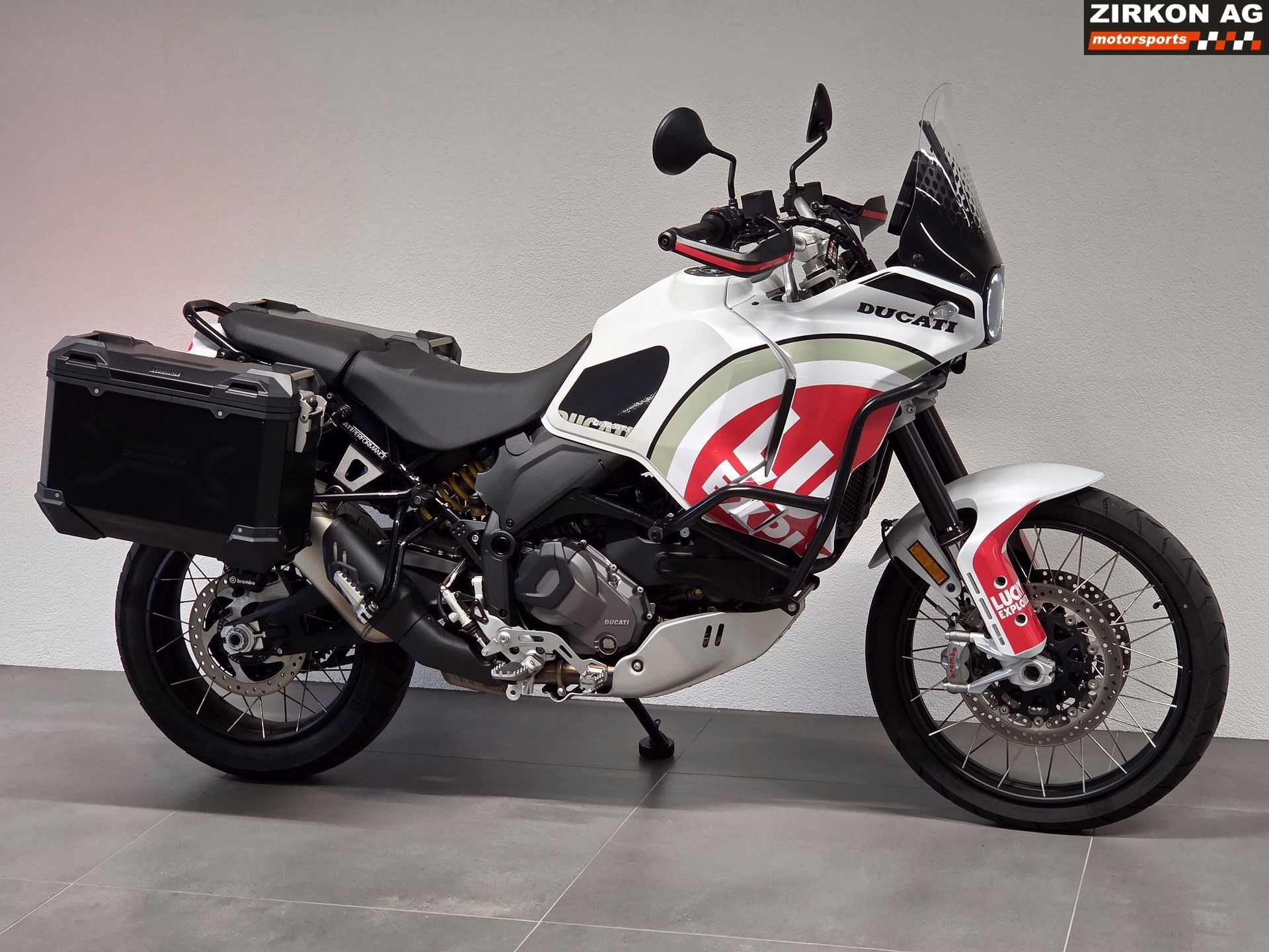 DUCATI Desert X Lucky Strike-showroom-element-1