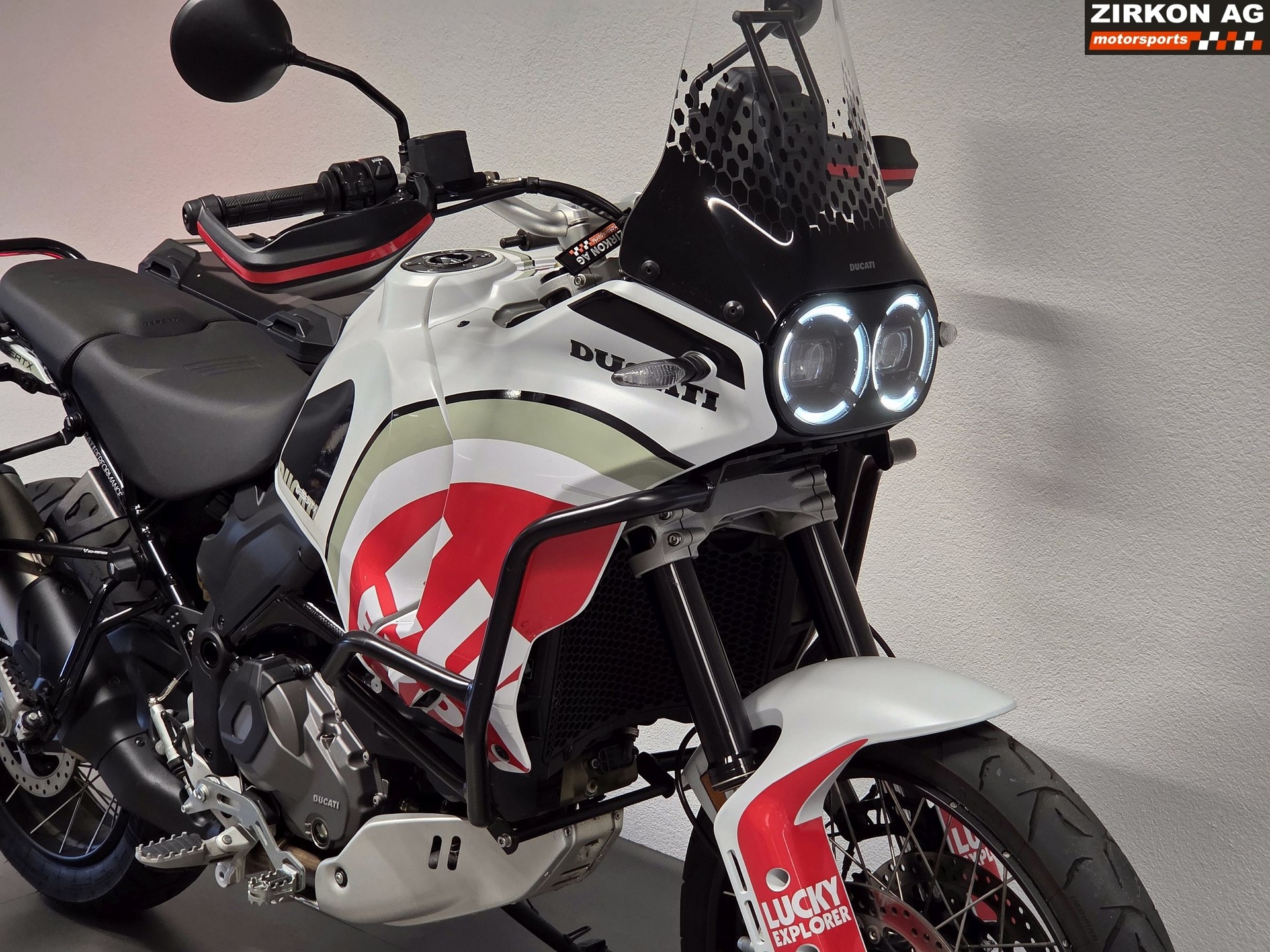 DUCATI Desert X Lucky Strike-showroom-element-3