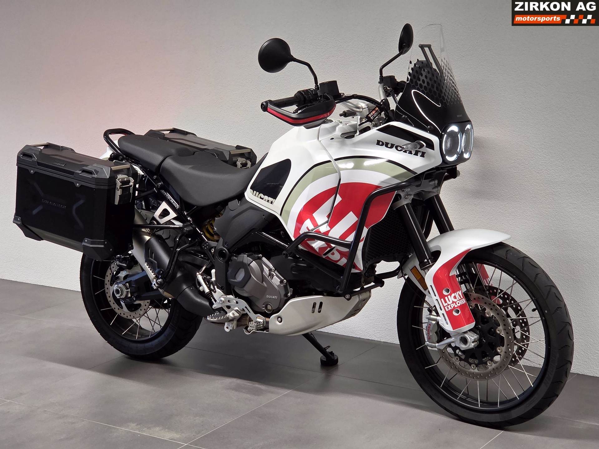 DUCATI Desert X Lucky Strike-showroom-element-2
