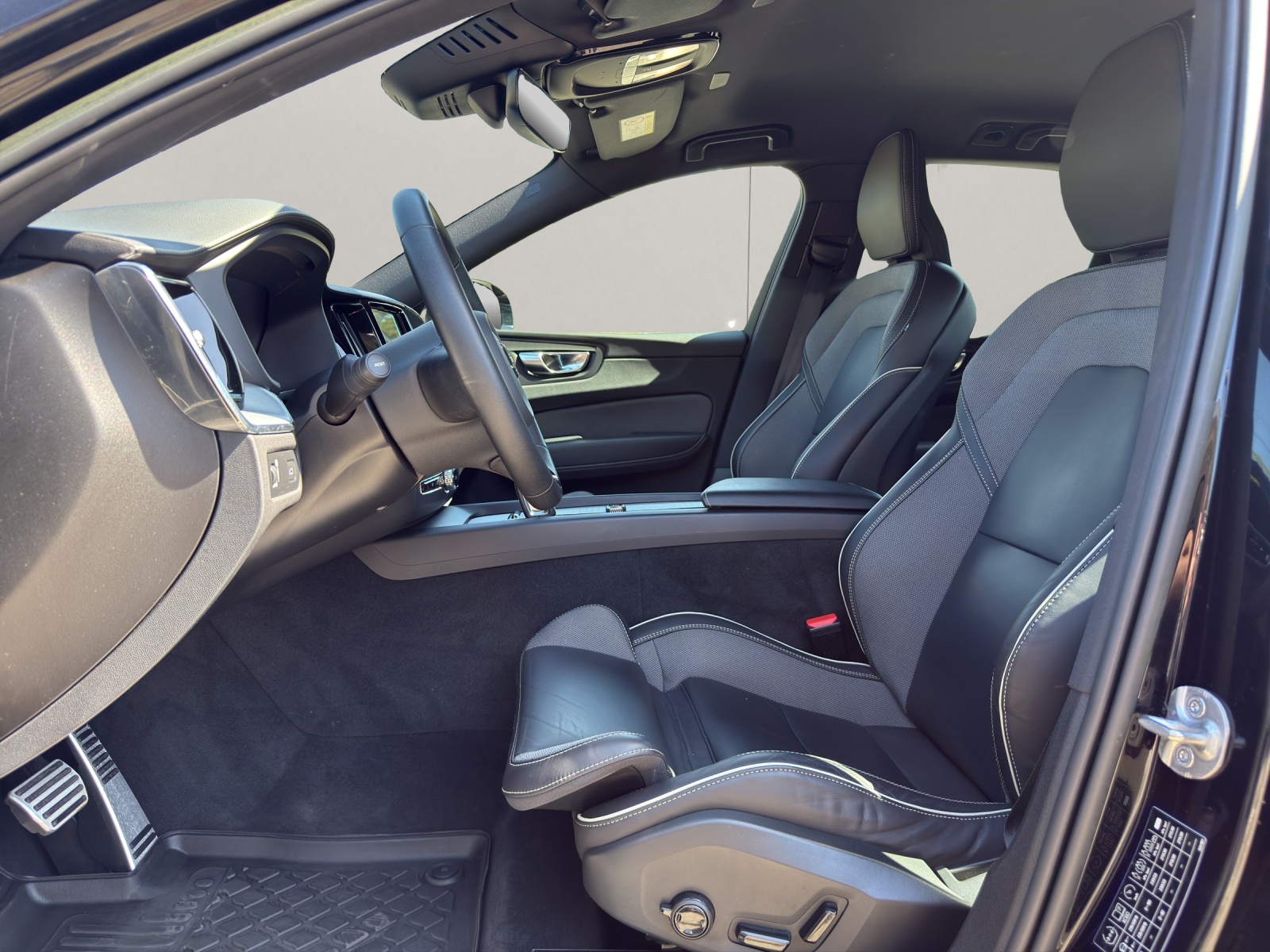 VOLVO XC60 2.0 B5 MH R-Design AWD-image-8