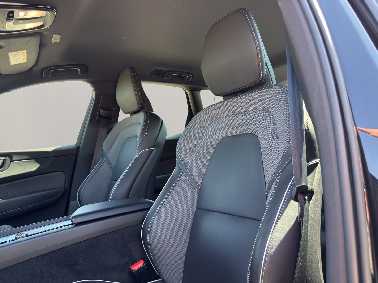 VOLVO XC60 2.0 B5 MH R-Design AWD-image-9