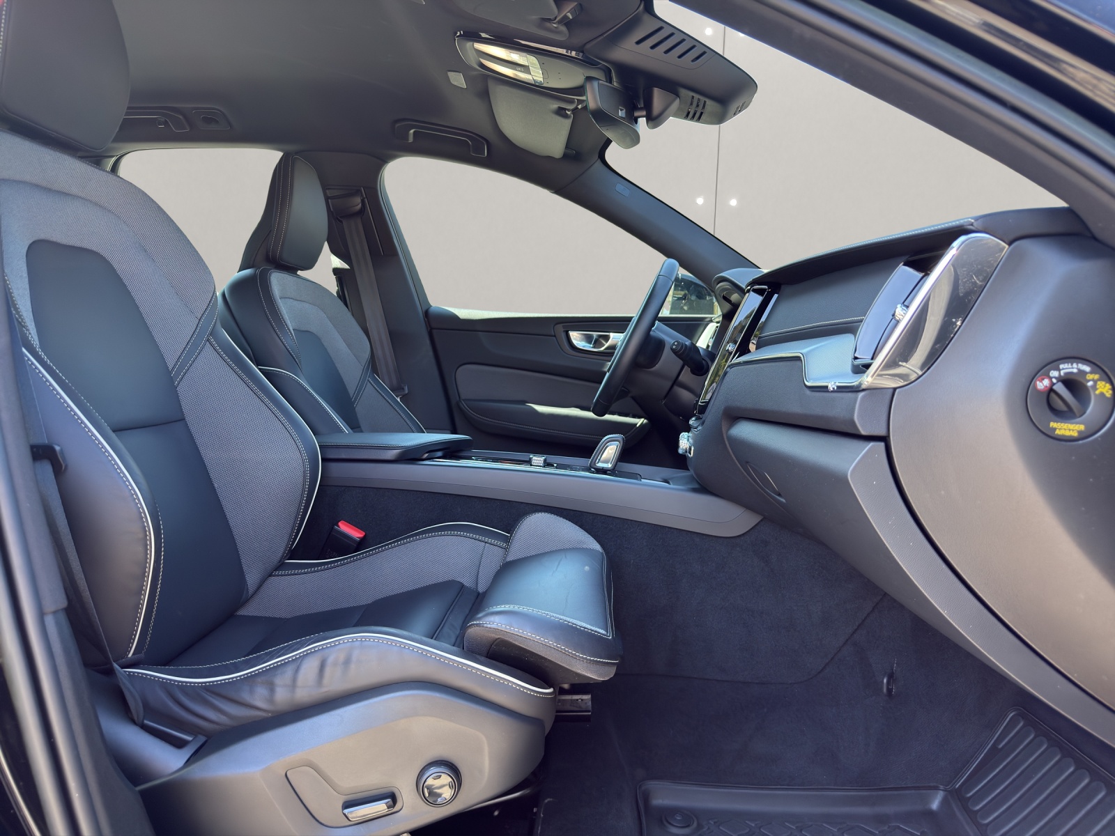 VOLVO XC60 2.0 B5 MH R-Design AWD-image-7