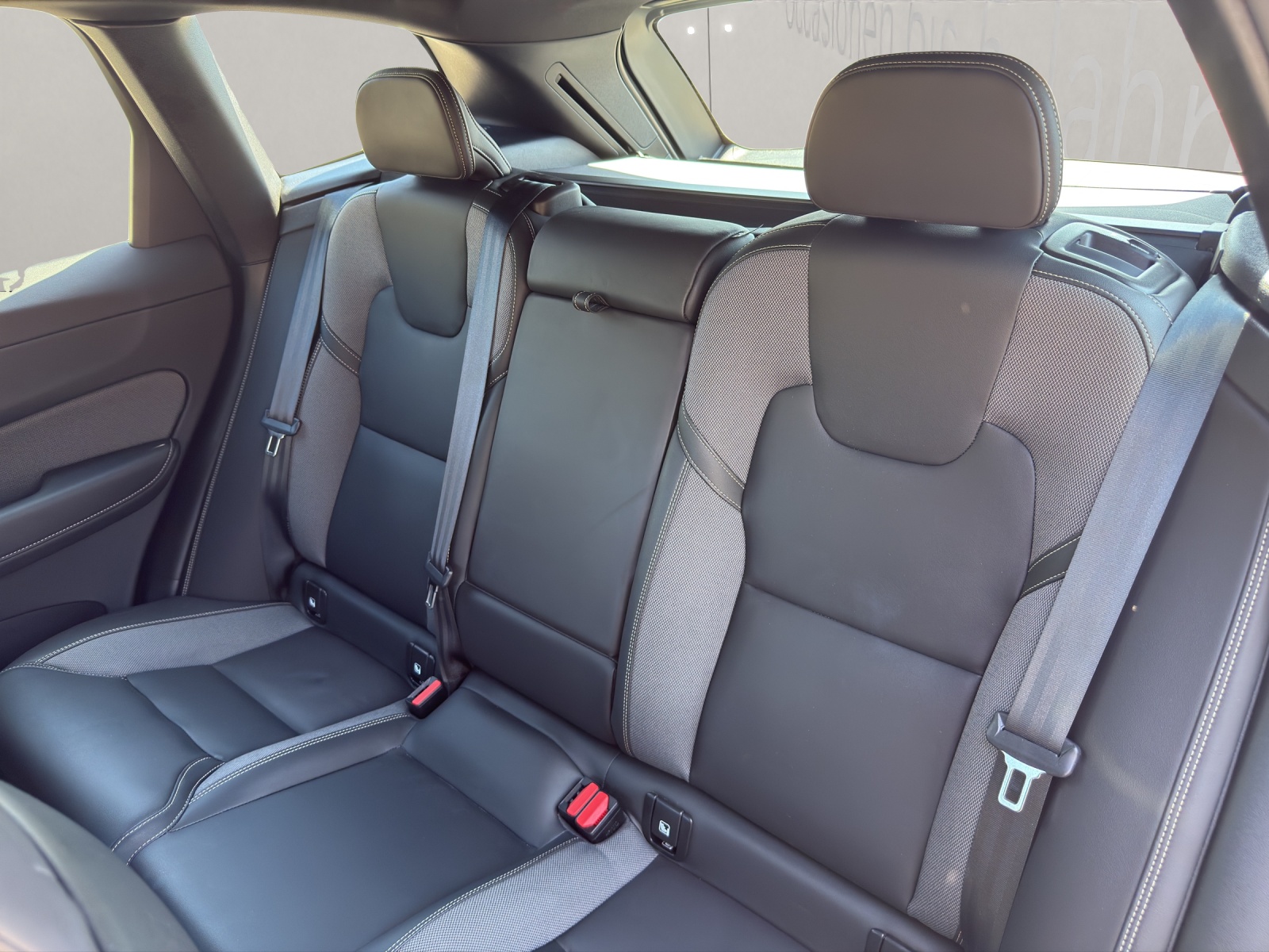 VOLVO XC60 2.0 B5 MH R-Design AWD-image-11