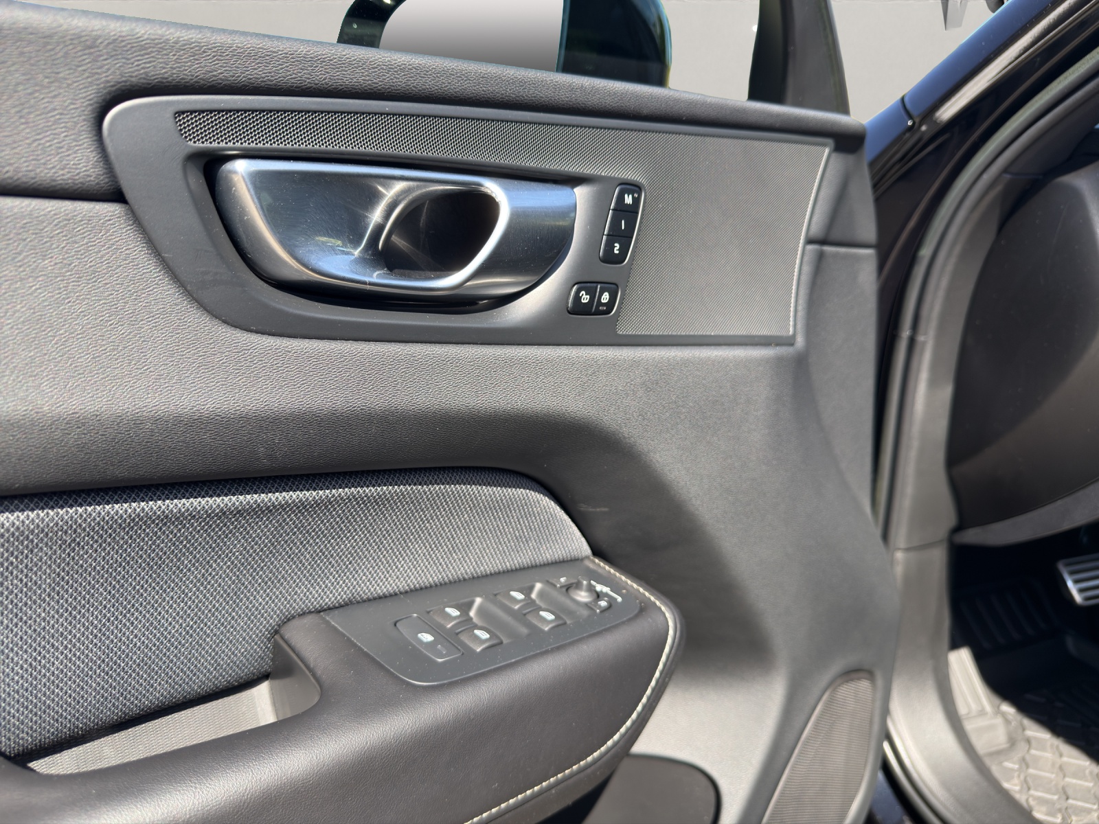 VOLVO XC60 2.0 B5 MH R-Design AWD-image-12