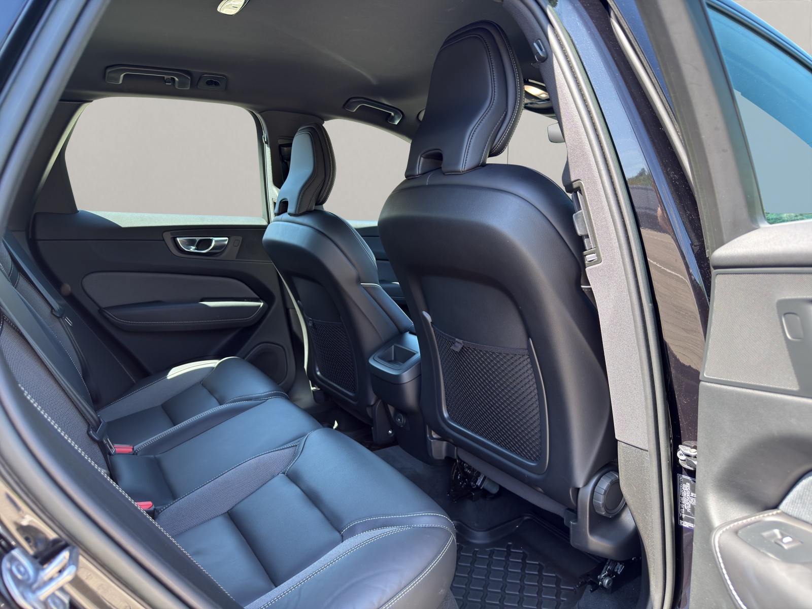 VOLVO XC60 2.0 B5 MH R-Design AWD-image-10