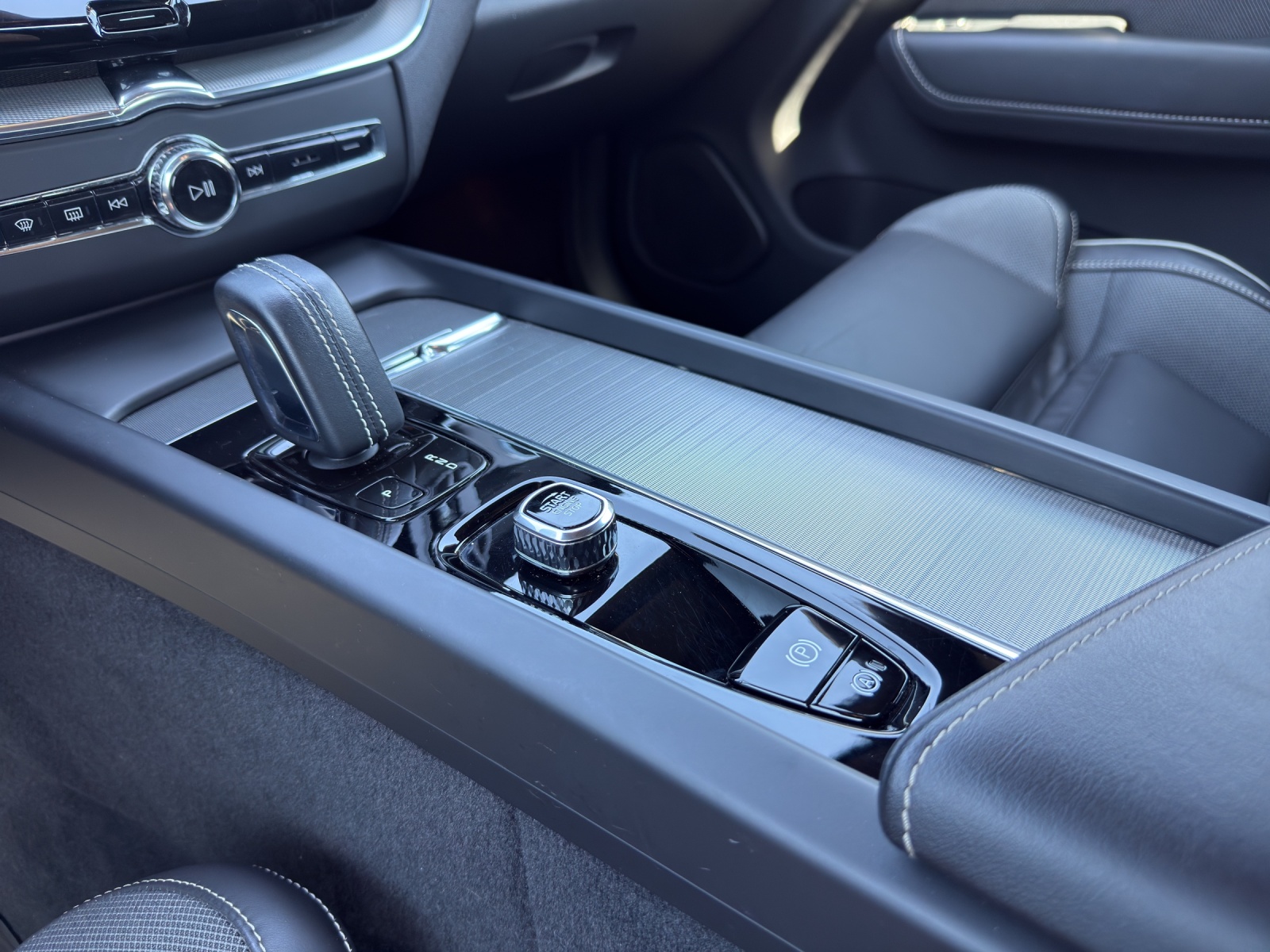 VOLVO XC60 2.0 B5 MH R-Design AWD-image-16