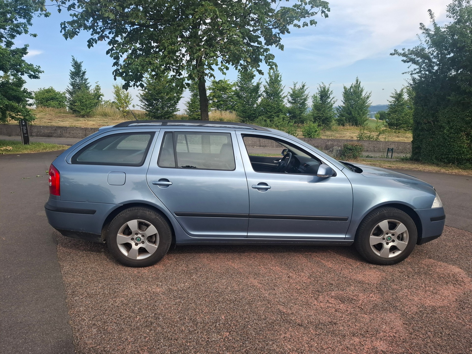 SKODA Octavia 2.0 FSI Swiss Adventure 4x4-image-3