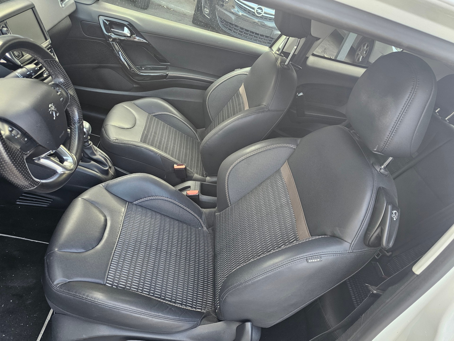 PEUGEOT 208 1.6 Turbo Allure-image-6