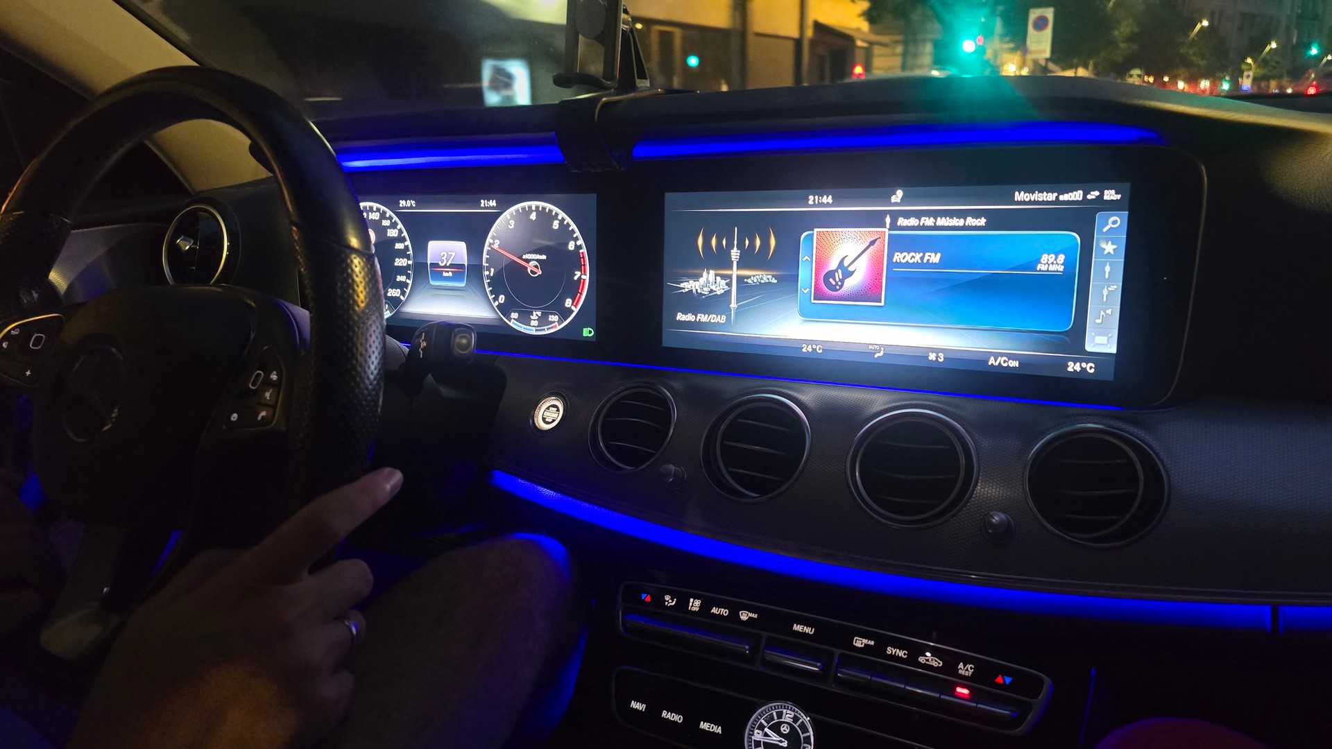 MERCEDES-BENZ E 200