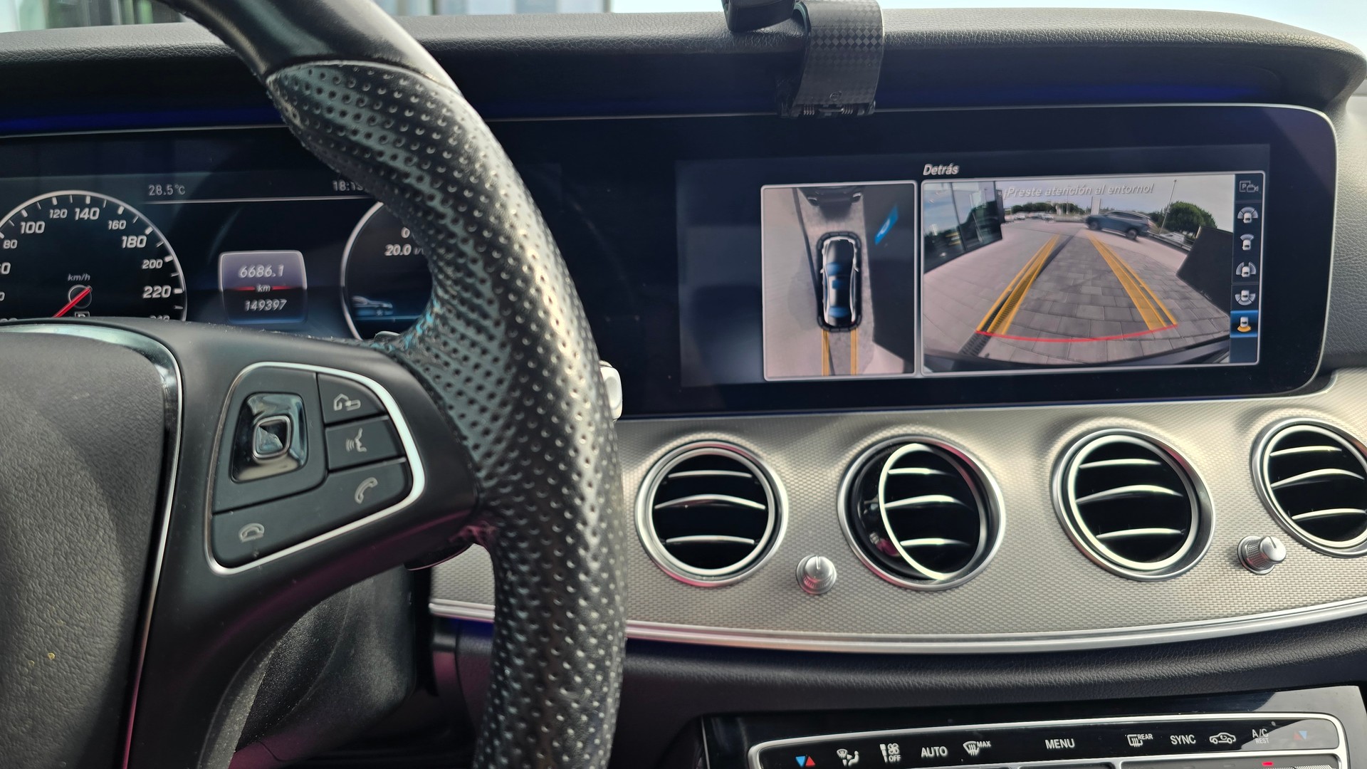 MERCEDES-BENZ E 200-image-4