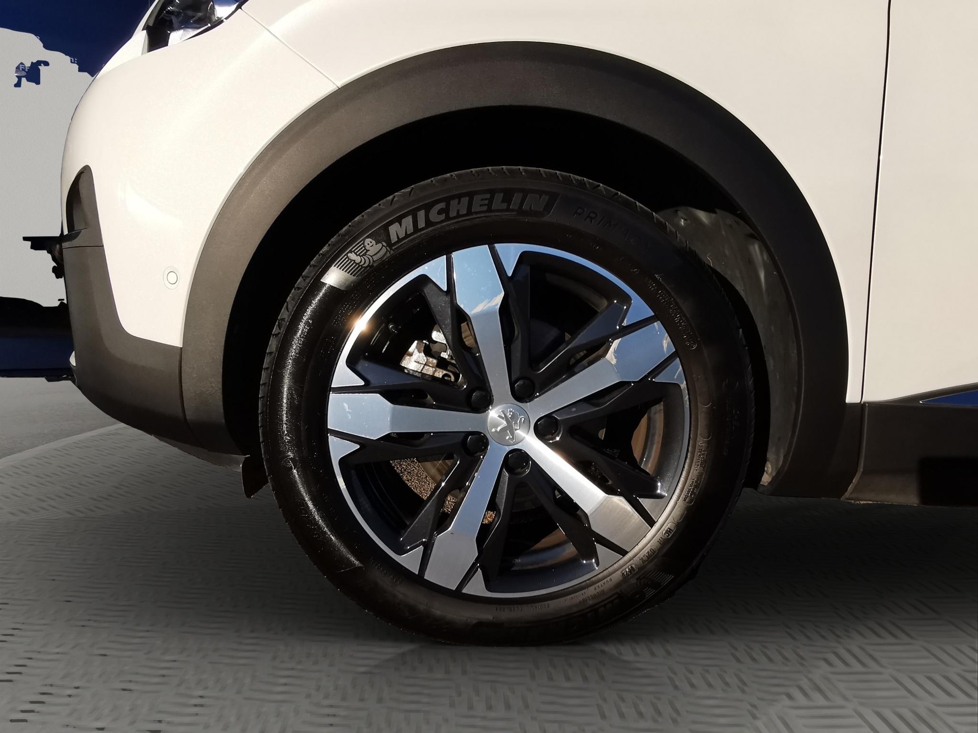 PEUGEOT 3008 1.5 BlueHDi GT Line-image-9